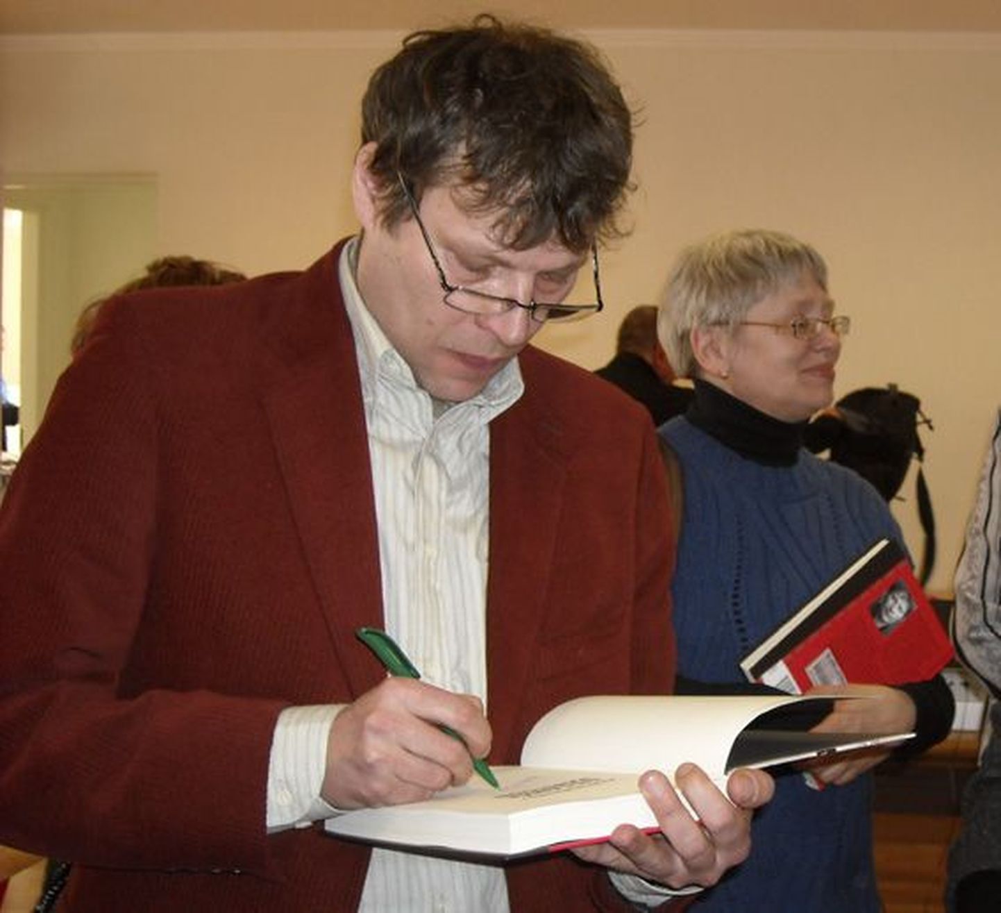 Lugejad võtsid järjekorda, et saada Andrei Hvostovilt autogramm “Sillamäe passiooni”.