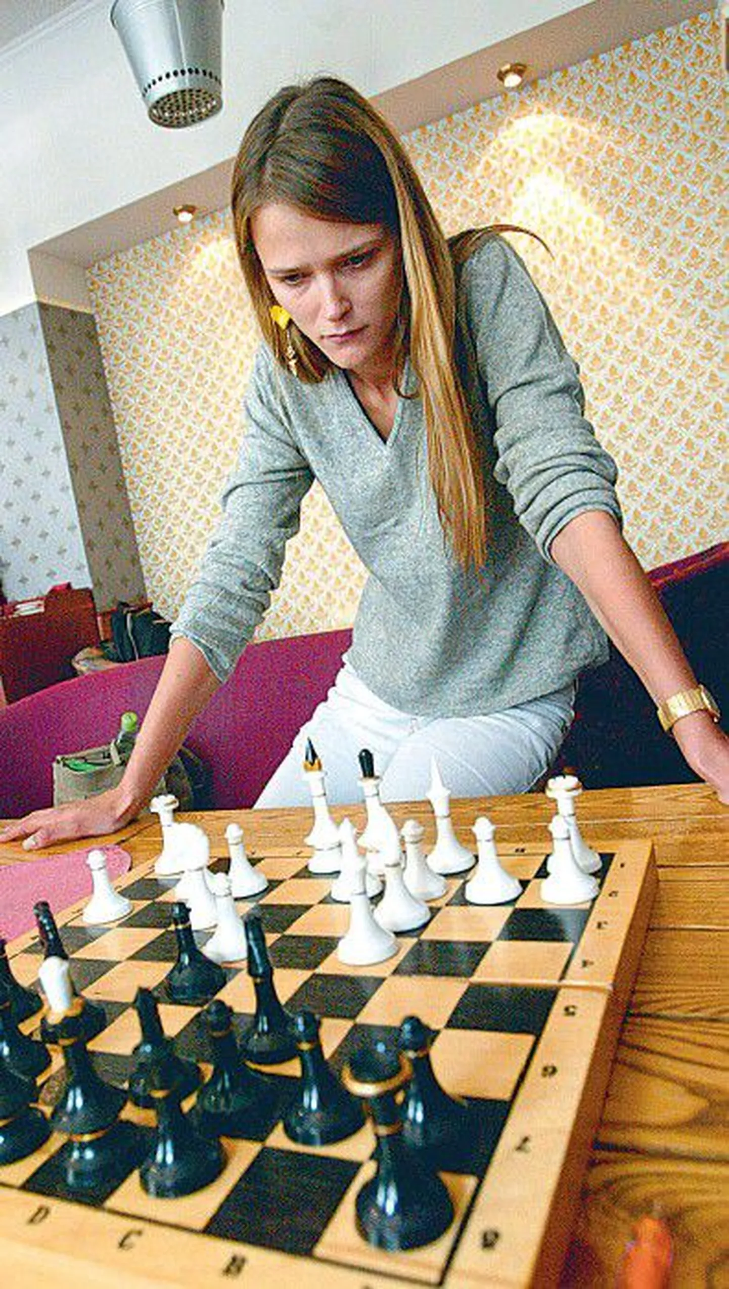 2004 год: новоиспеченный президент Эстонского шахматного союза Кармен Кассь дает сеанс одновременной игры журналистам Postimees.