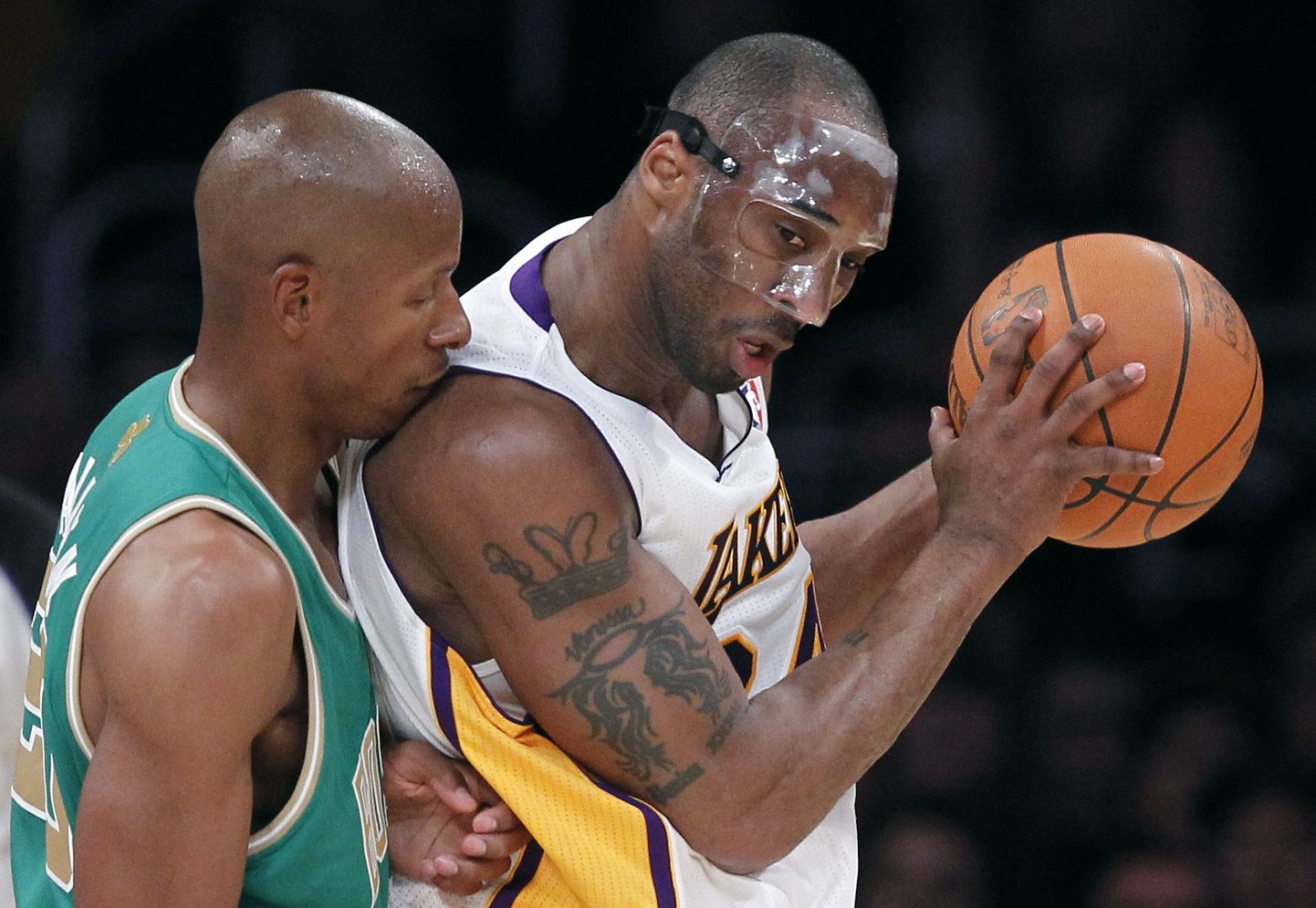 Ray Allen (vasakul) üritab takistada Kobe Bryantit.