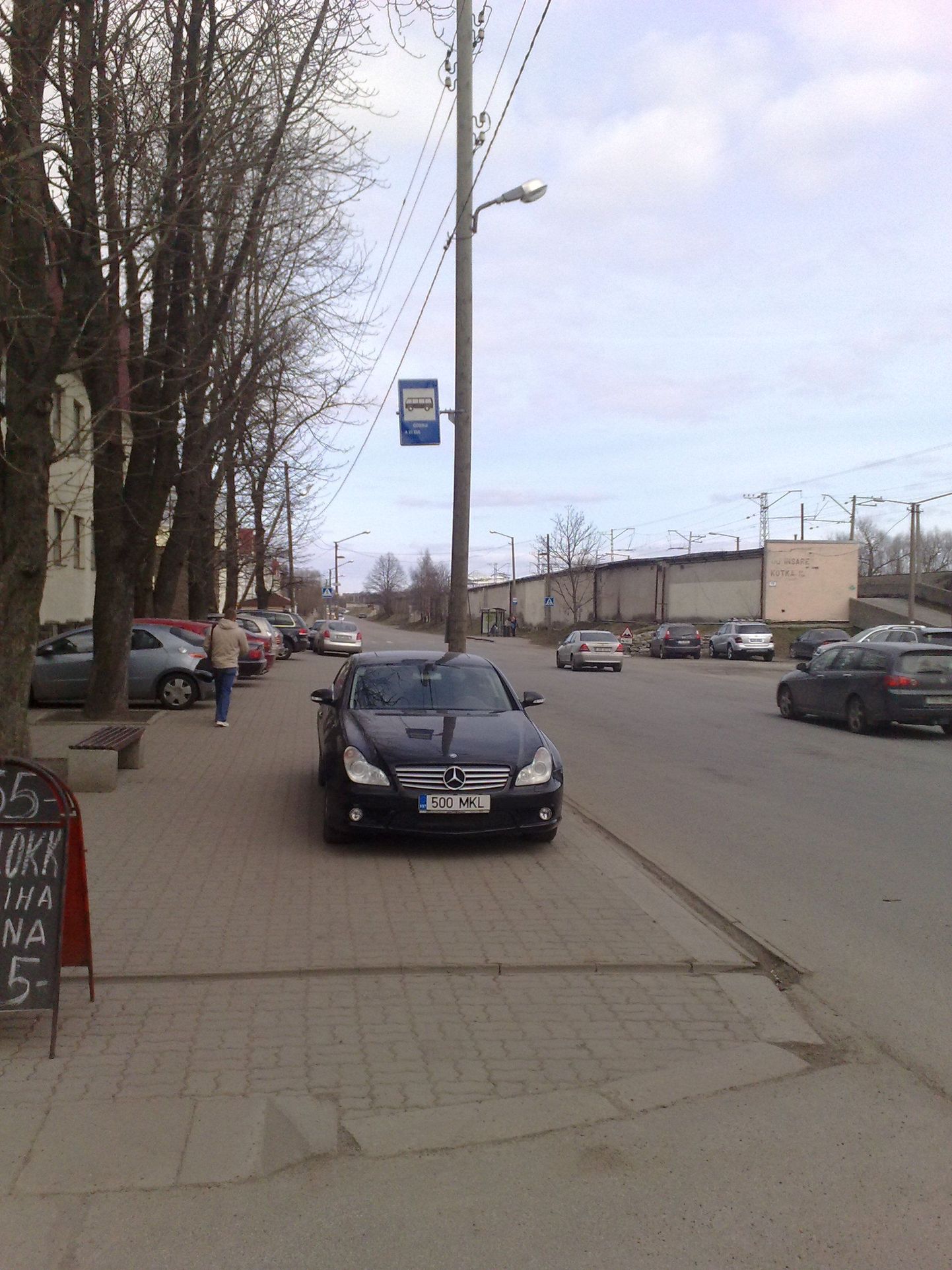Parkija ühissõiduki peatuses ja kõnniteel Tallinnas Kotka tänaval.