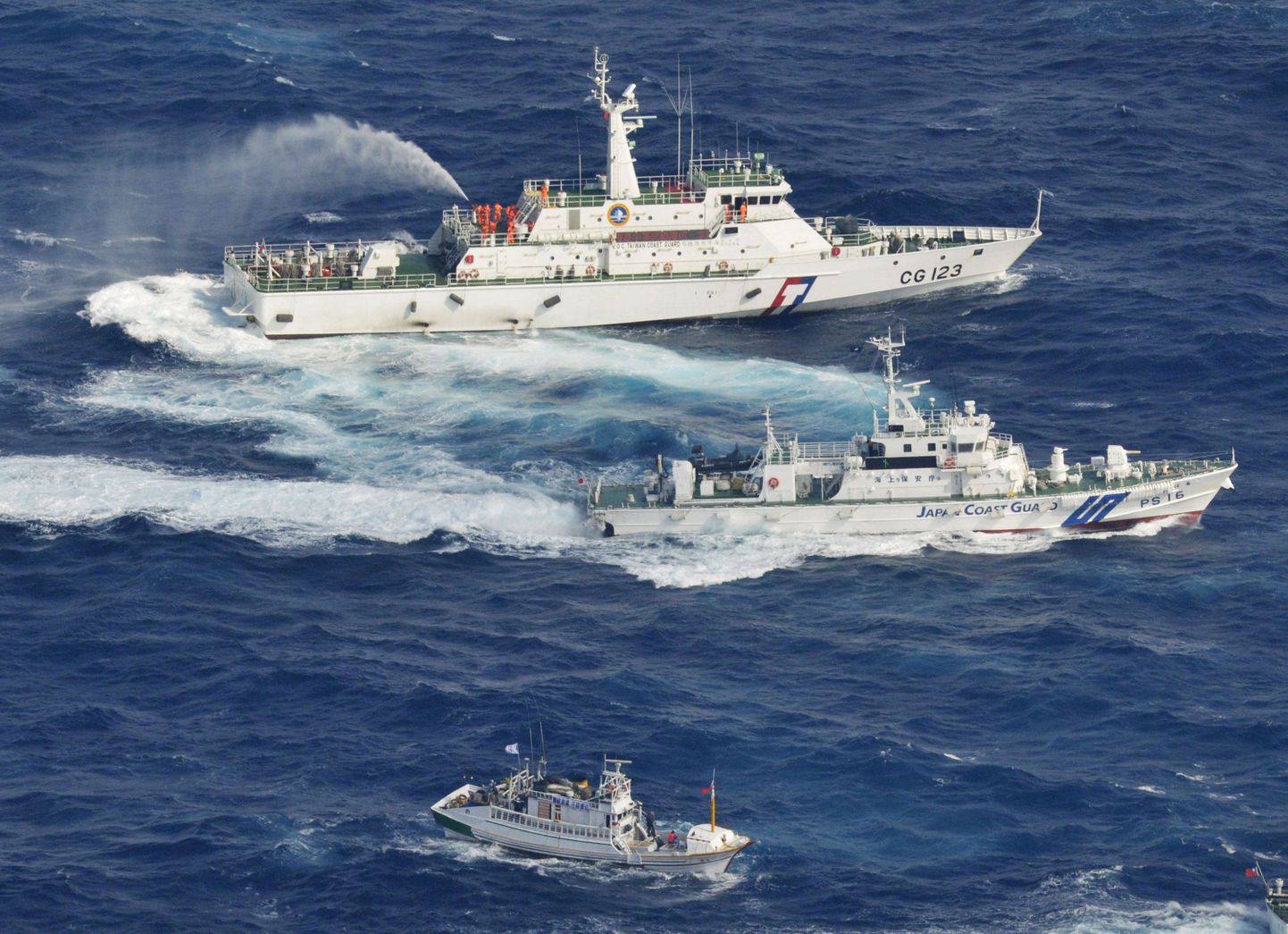 Jaapani rannavalve laev (keskmine) ja Taiwani patrull-laev (ülal) lasid vaidlusaluste saarte juures käiku veekahurid.