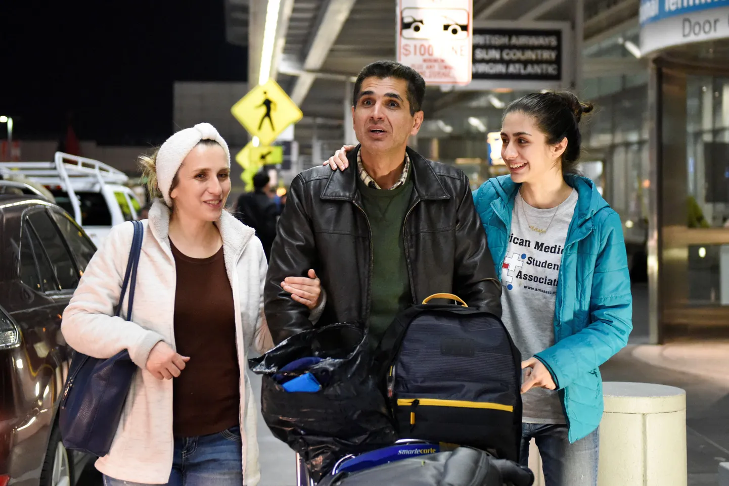 Мигранты в аэропорту США.