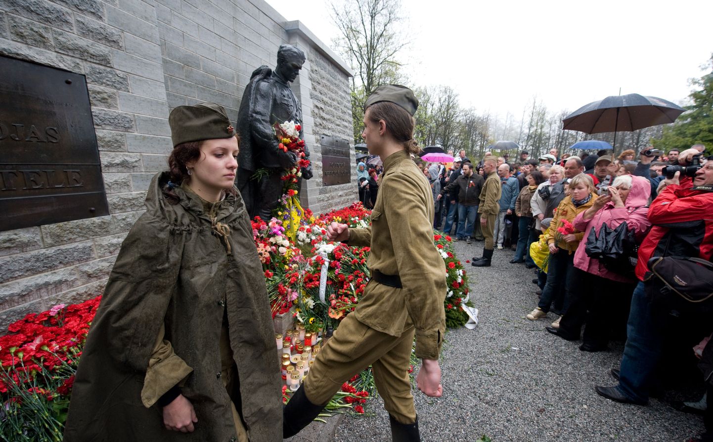 9 мая у Бронзового солдата на Военном кладбище в Таллинне.