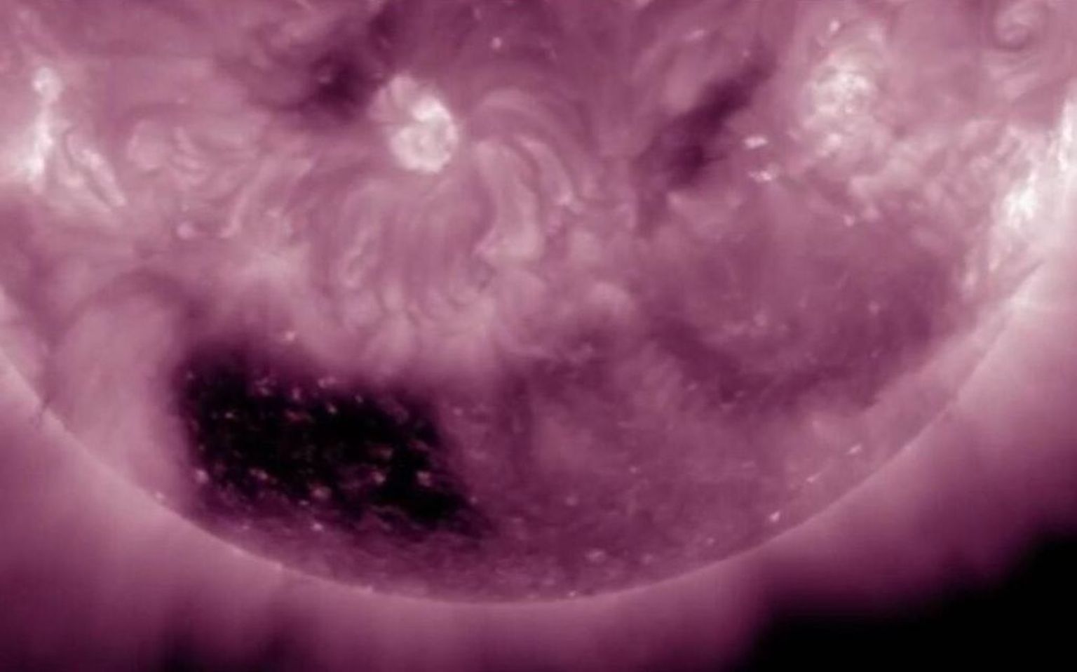 NASA leidis päikeses neljakandilise «augu»
