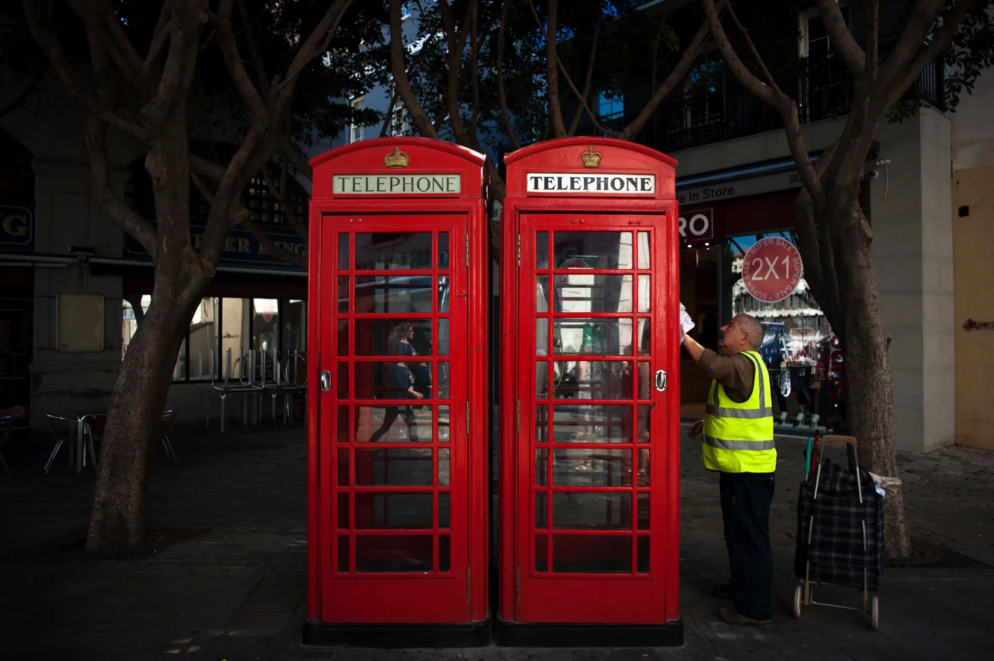Kuulsad punased telefoniputkad, kuid mitte Londonis, vaid Gibraltaril.