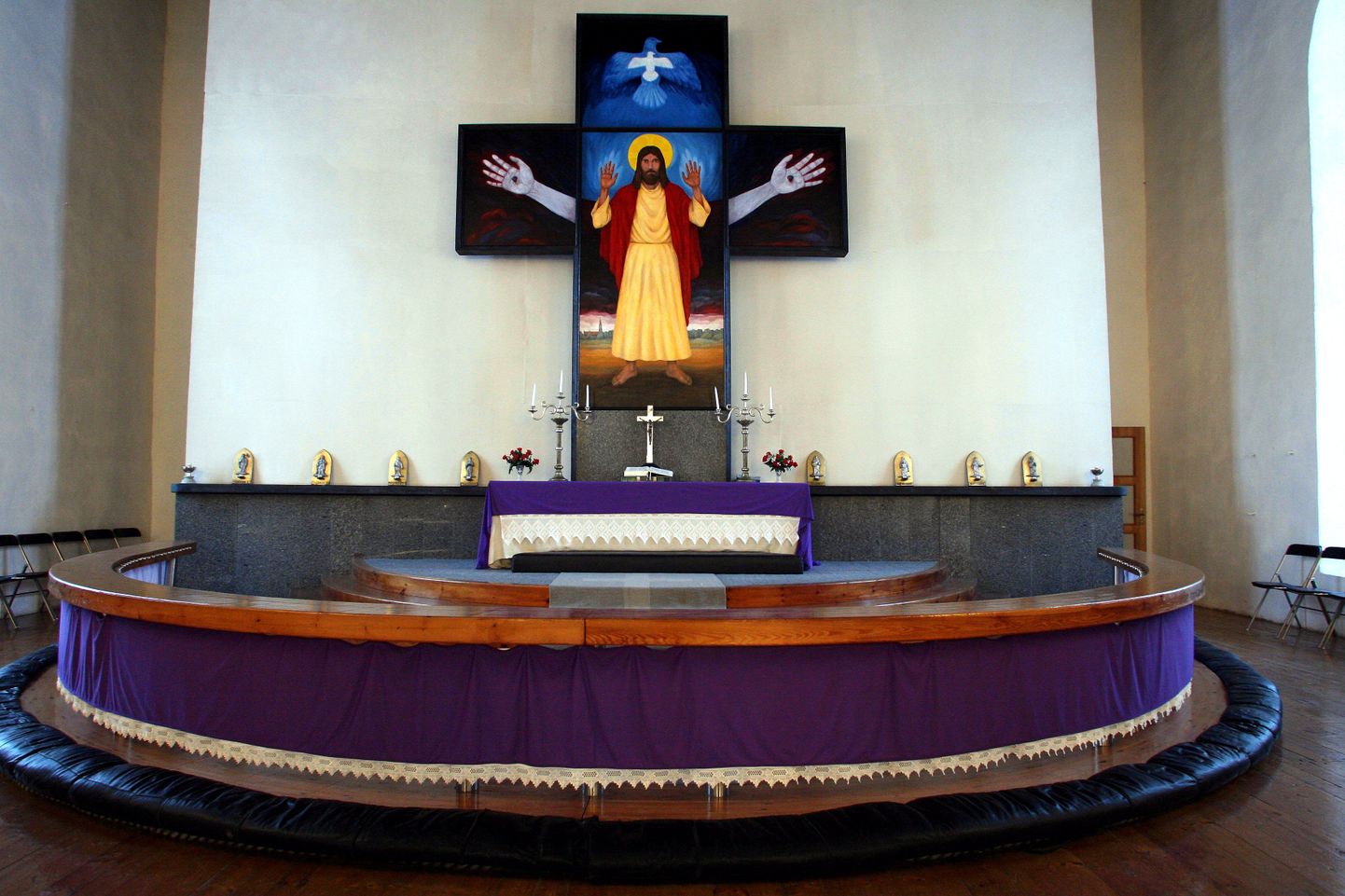 Halliste kiriku altar.