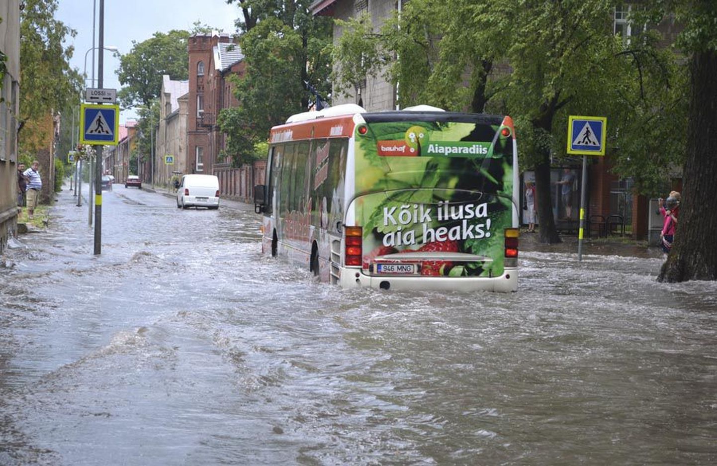 Viljandi Veneetsia: marulisest sajust tekkinud üleujutus Jakobsoni ja Lossi tänava ristmikul.