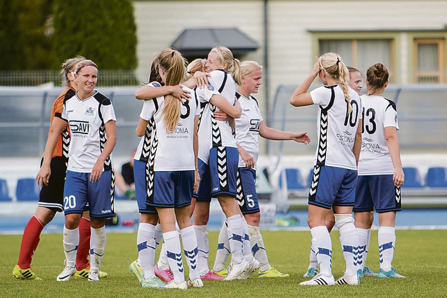 Pärnu jalgpalliklubi naiskond sai karikamängus ülimagusa võidu põhikonkurendi Tallinna Flora üle.