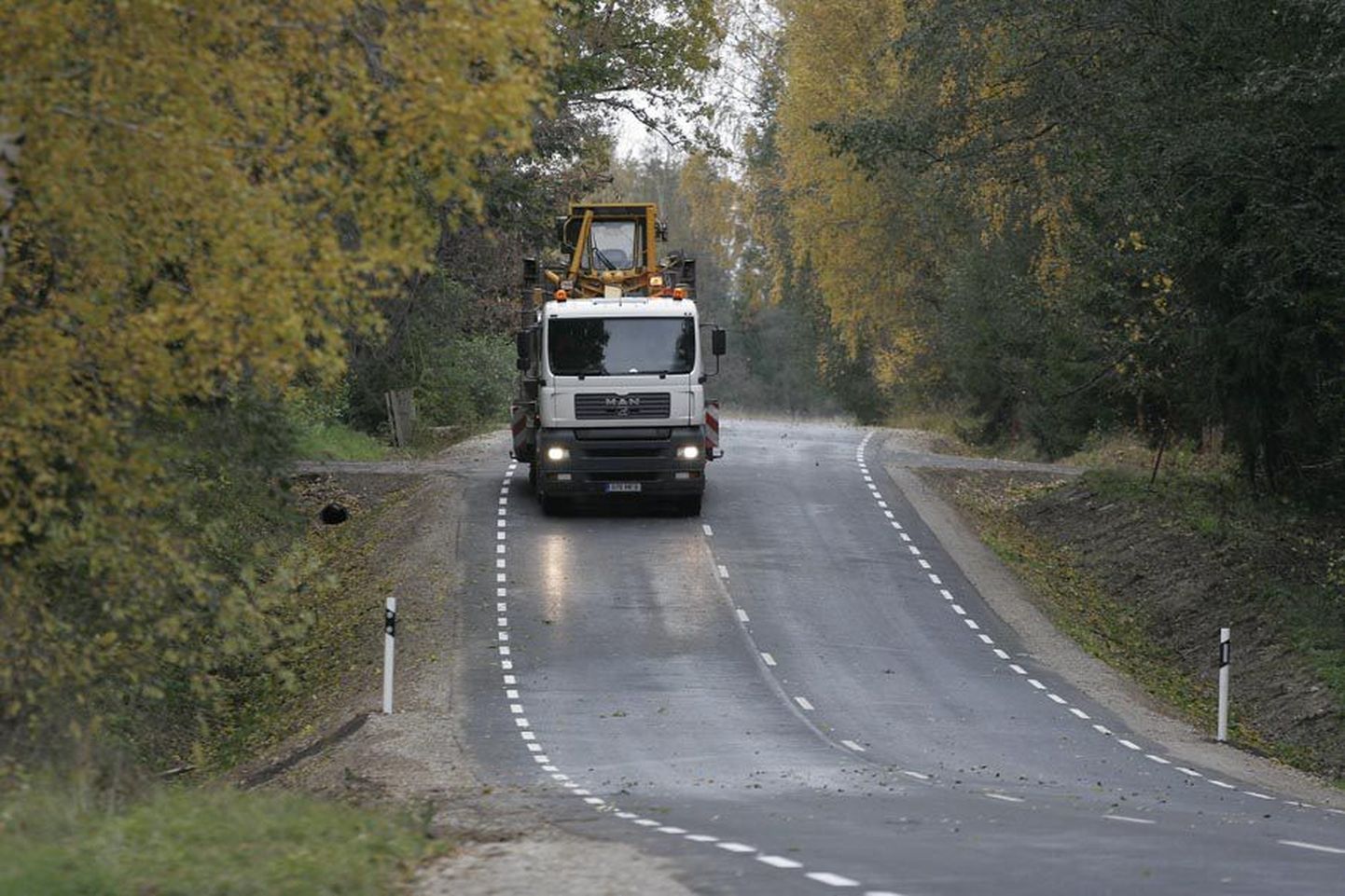 Suure-Jaani ja Vastemõisa vahel sai asfaltkatte 6,8 kilomeetri pikkune teelõik.