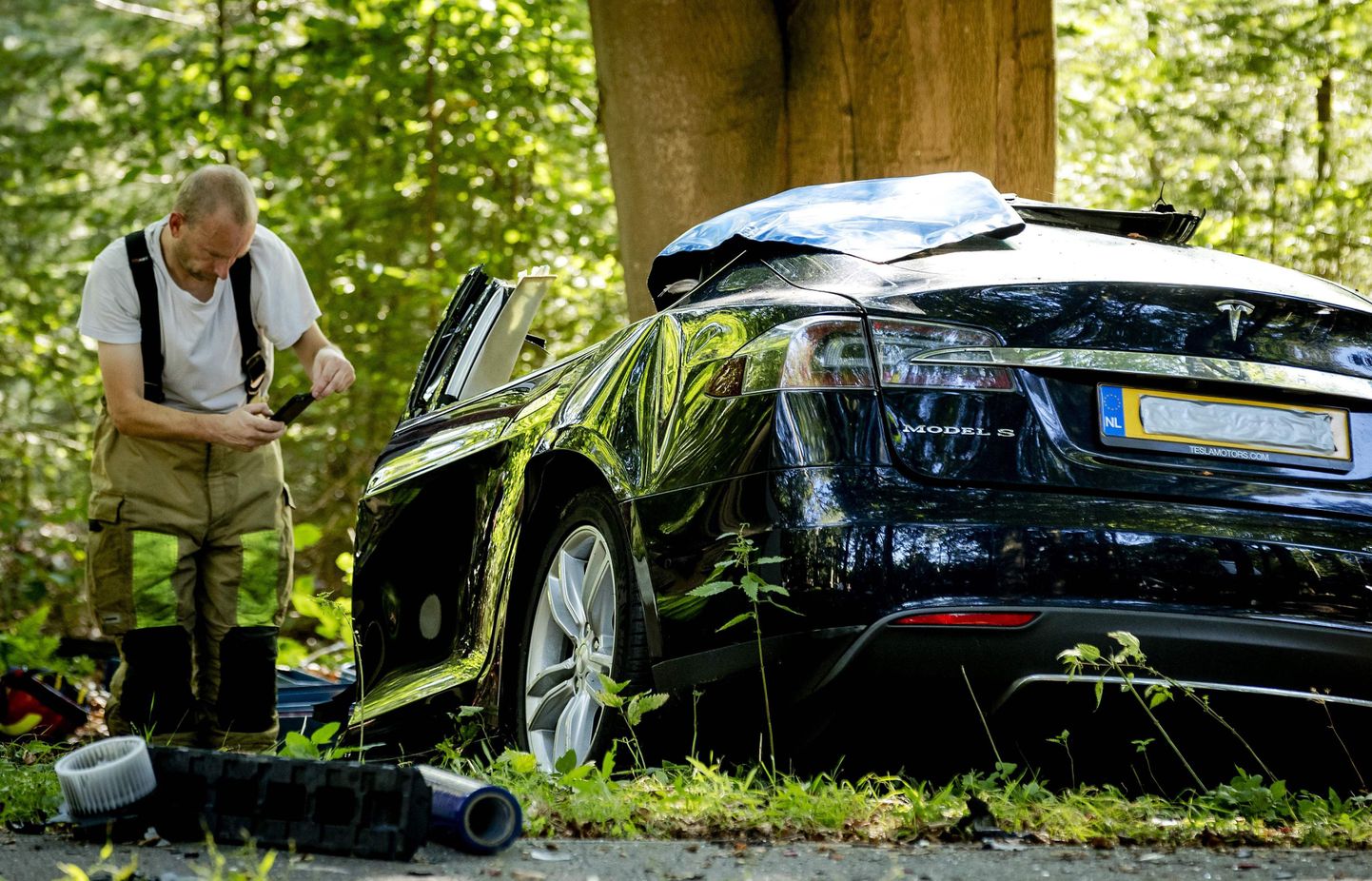 Hollandis selve-režiimis avarii teinud Tesla, milles hukkus inimene.