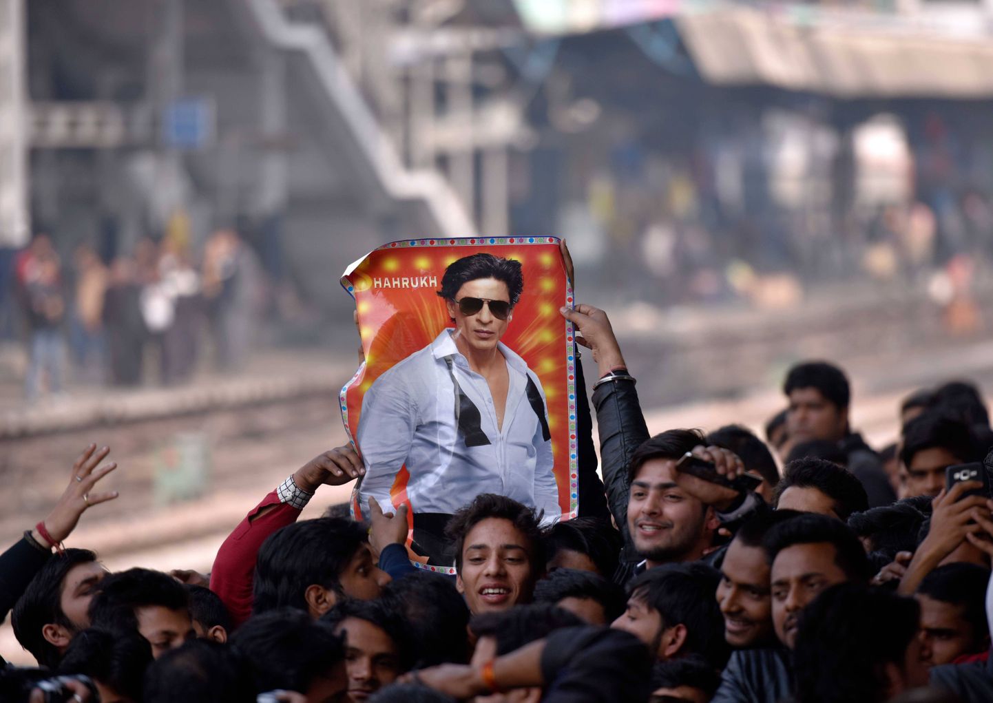 Shah Rukh Khani fännid ootavad lemmiknäitleja saabumist Delhi raudteejaamas 24. jaanuaril sellel aastal.