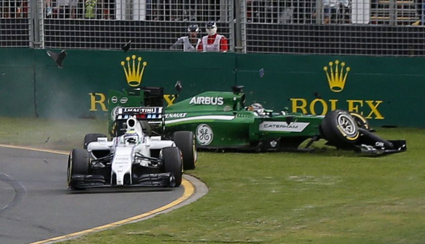 Rajalt välja sõitnud Kamui Kobayashi (paremal) ja Felipe Massa.