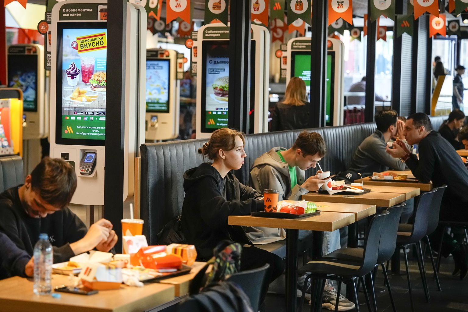 Inimesed söömas kiirtoidurestoranis Vkusno-i Tochka endises McDonald'si kohas Moskvas. Vkusno-i Tochka avati eelmisel aastal pärast seda, kui McDonald's otsustas Venemaalt Ukraina sõja tõttu lahkuda.