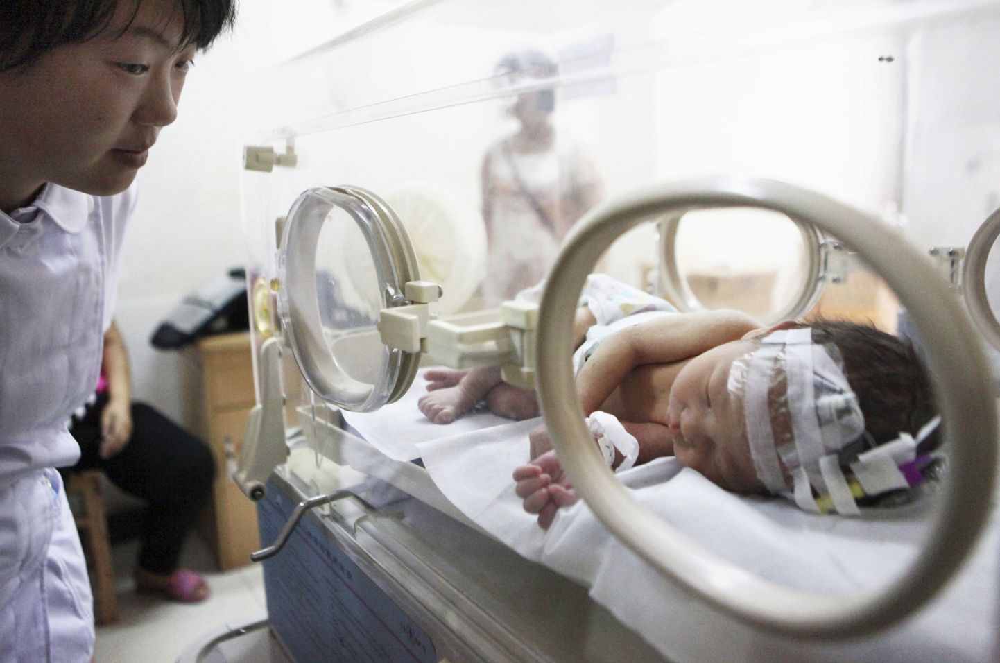 Õde vaatab Jinhua haiglas magavat beebit, kes päästeti mõned päevad tagasi kanalisatsioonitorust.