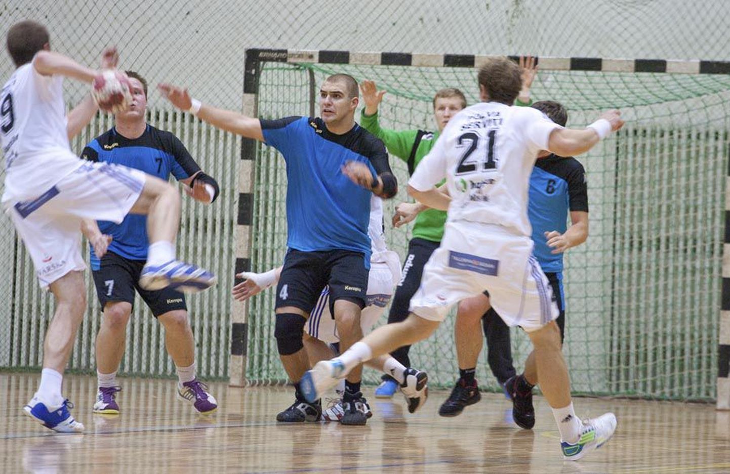 Viljandi HC meeskond (sinistes särkides) oli kolmapäeval sunnitud tunnistama Põlva Serviti suurt ülekaalu.