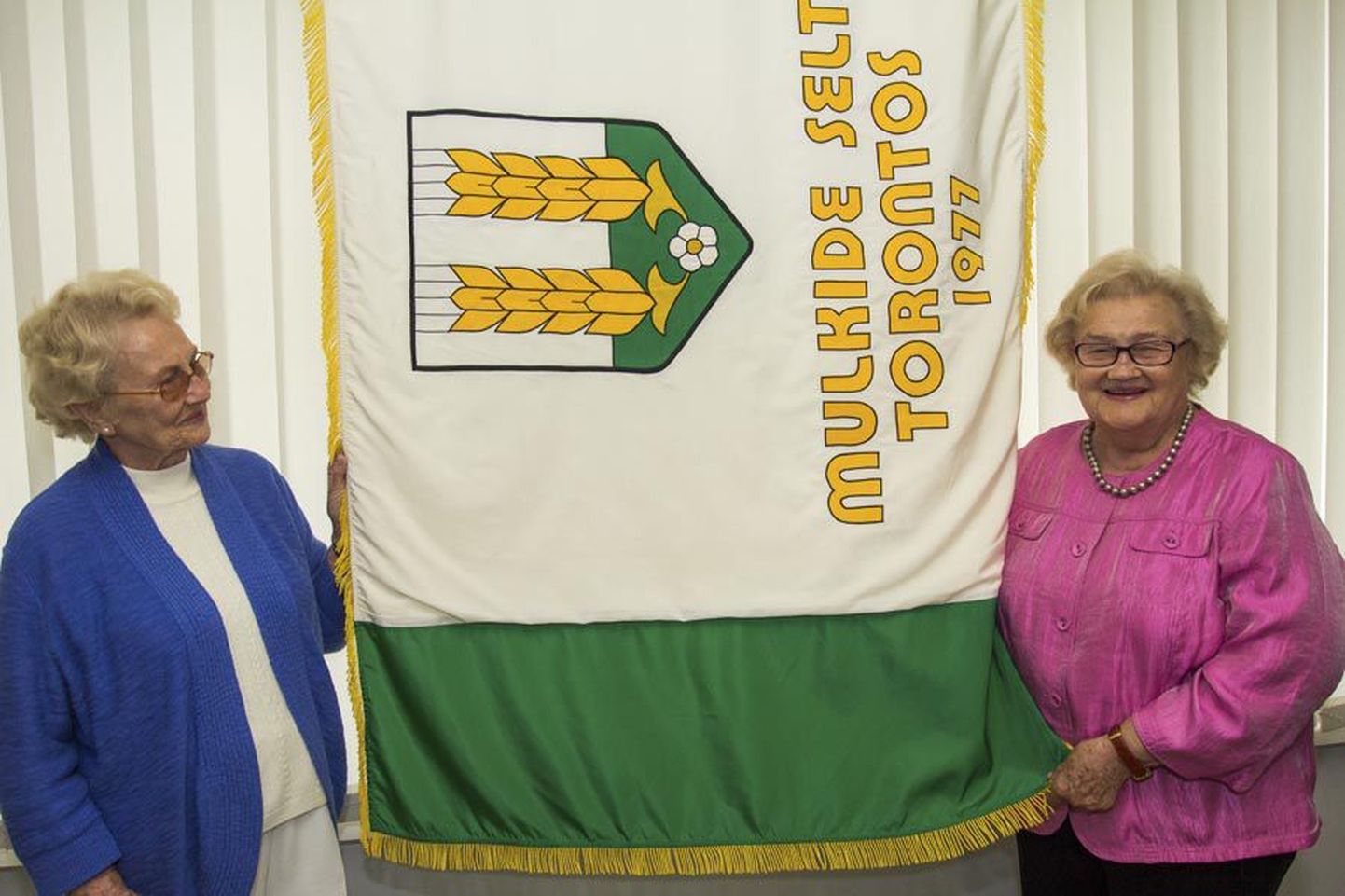 Helgi Sooaru (vasakul) ja Helju Salumets rõõmustavad armsat lippu kodumaal nähes.