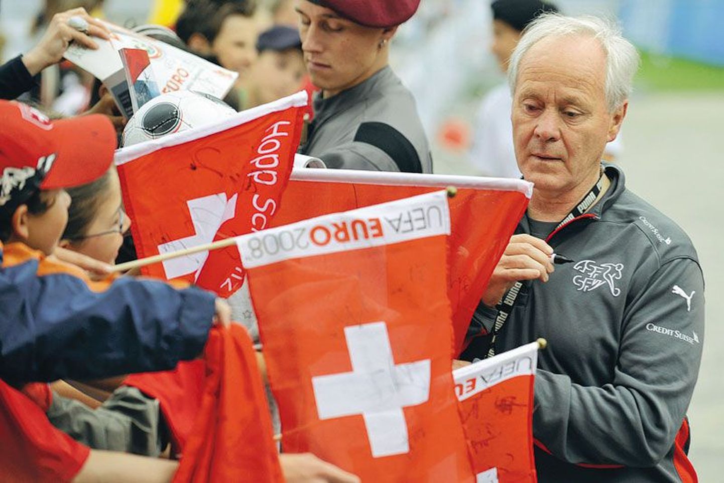 Vähemalt Euroopa meistrivõistluste finaalturniiri ajal jätab Šveits endast mulje kui jalgpallimaast. Pildil jagab autogramme maa koondise peatreener             Köbi Kuhn.