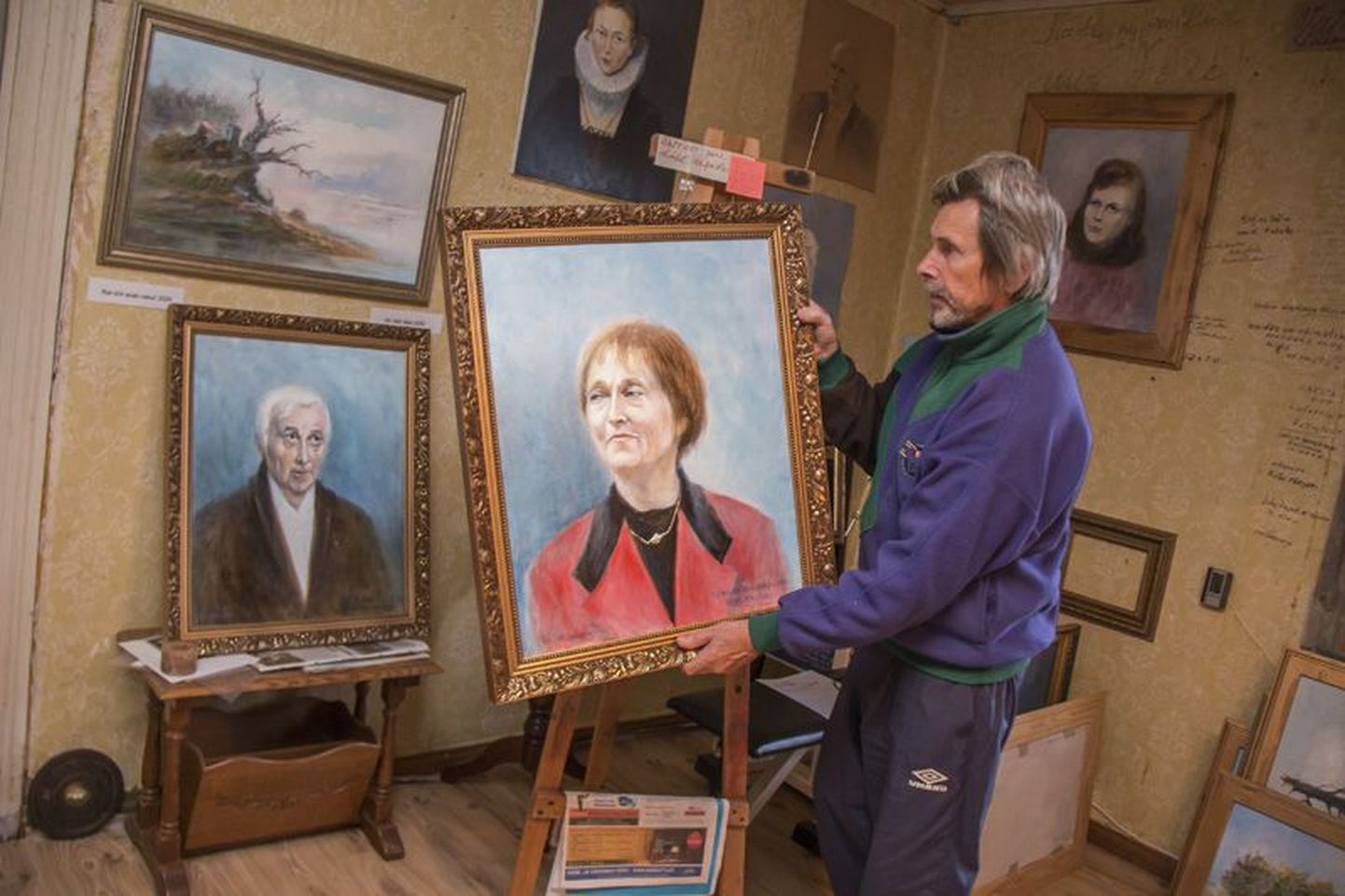 Ülo Sarapuu Peterburi aukodaniku Tamara Nikolajevna Moskvina ja laulja Charles Aznavouri portreega.
