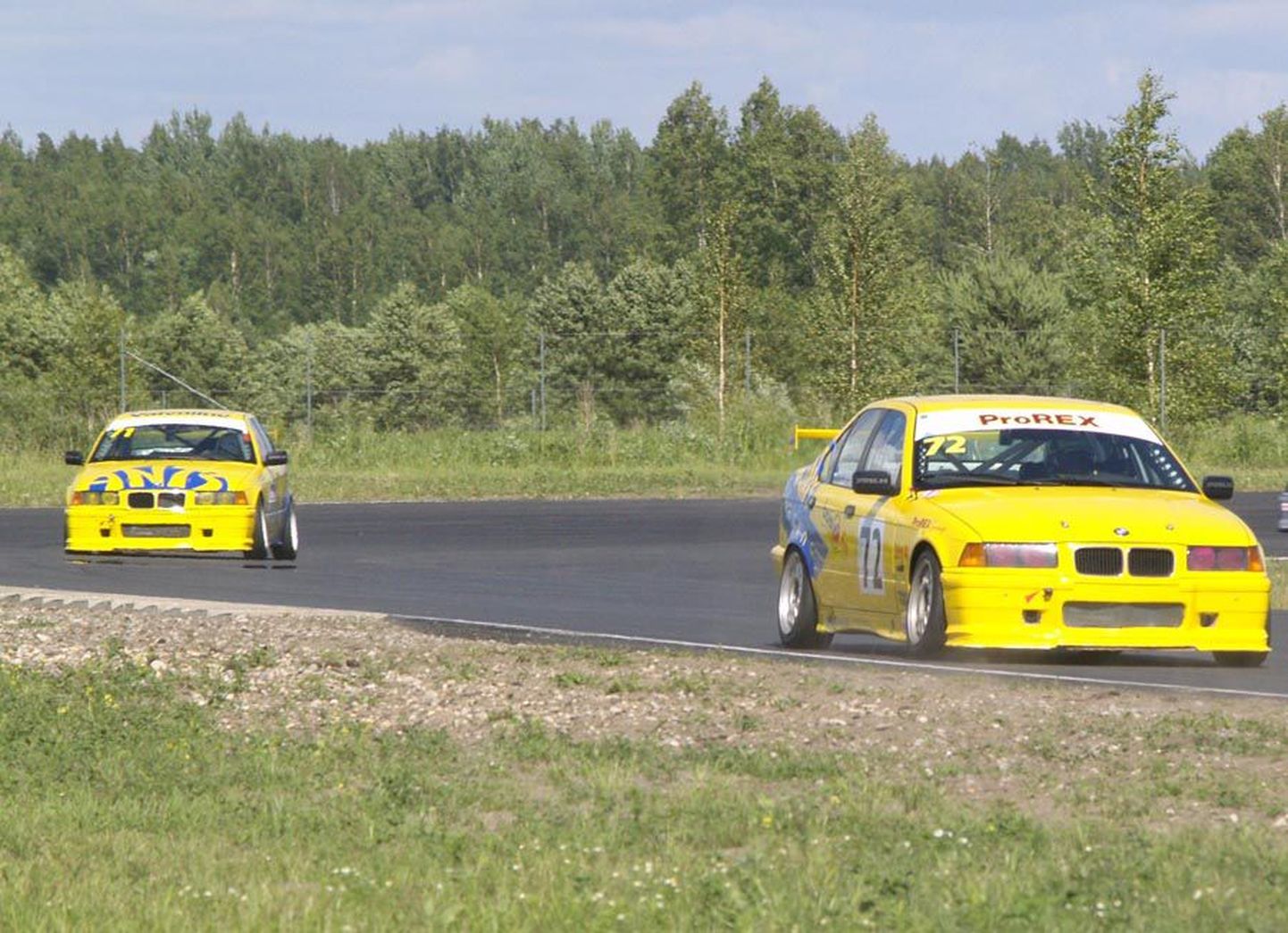 BMW 325 klassi esimeses sõidus oli korraks ka olukord, et juhtis kaks kollast Viljandi autot. Fotol on Mikk Maaten ees ja Tõnis Hommik tema järel.