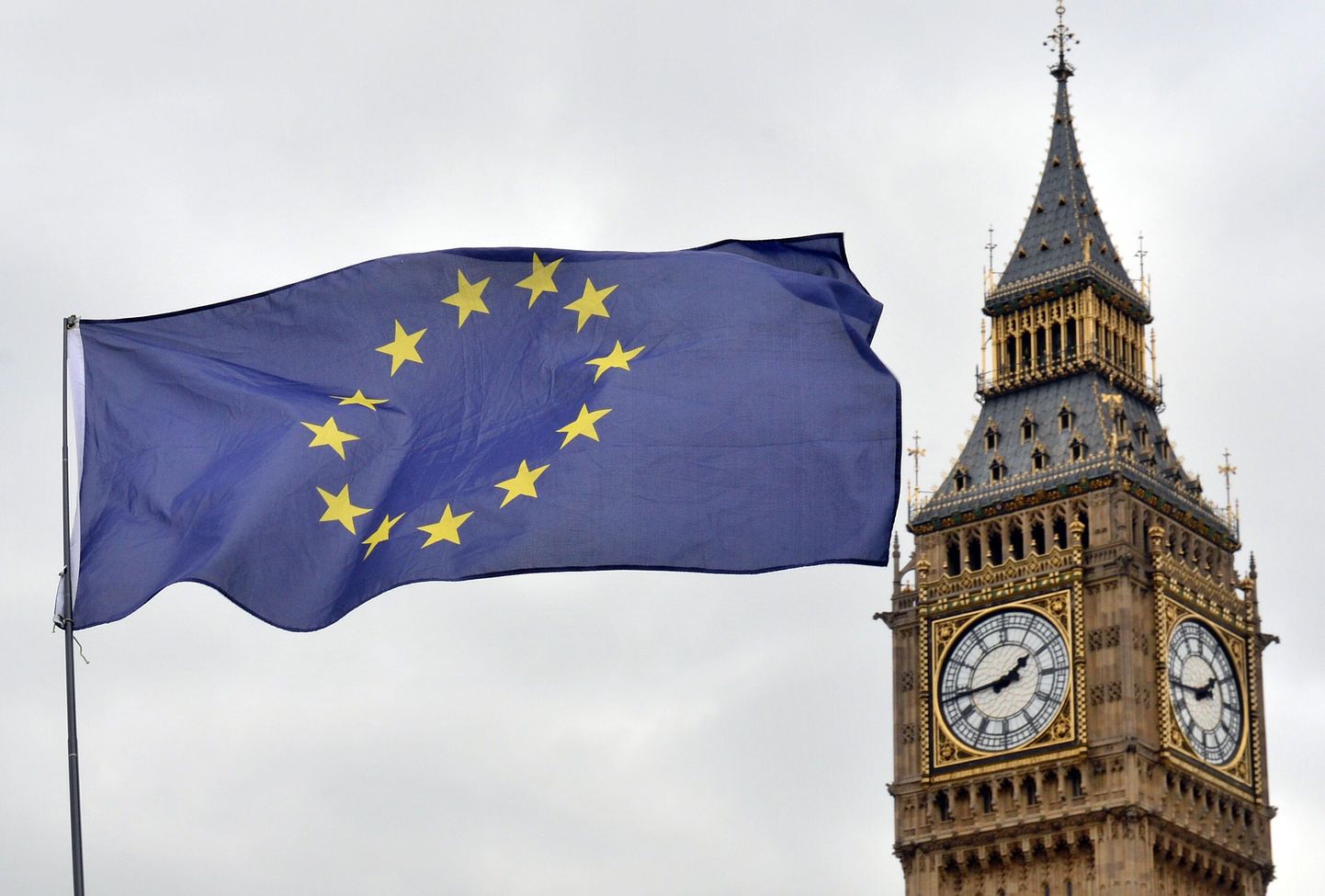 Euroopa Liidu lipp Briti parlamendihoone ees.