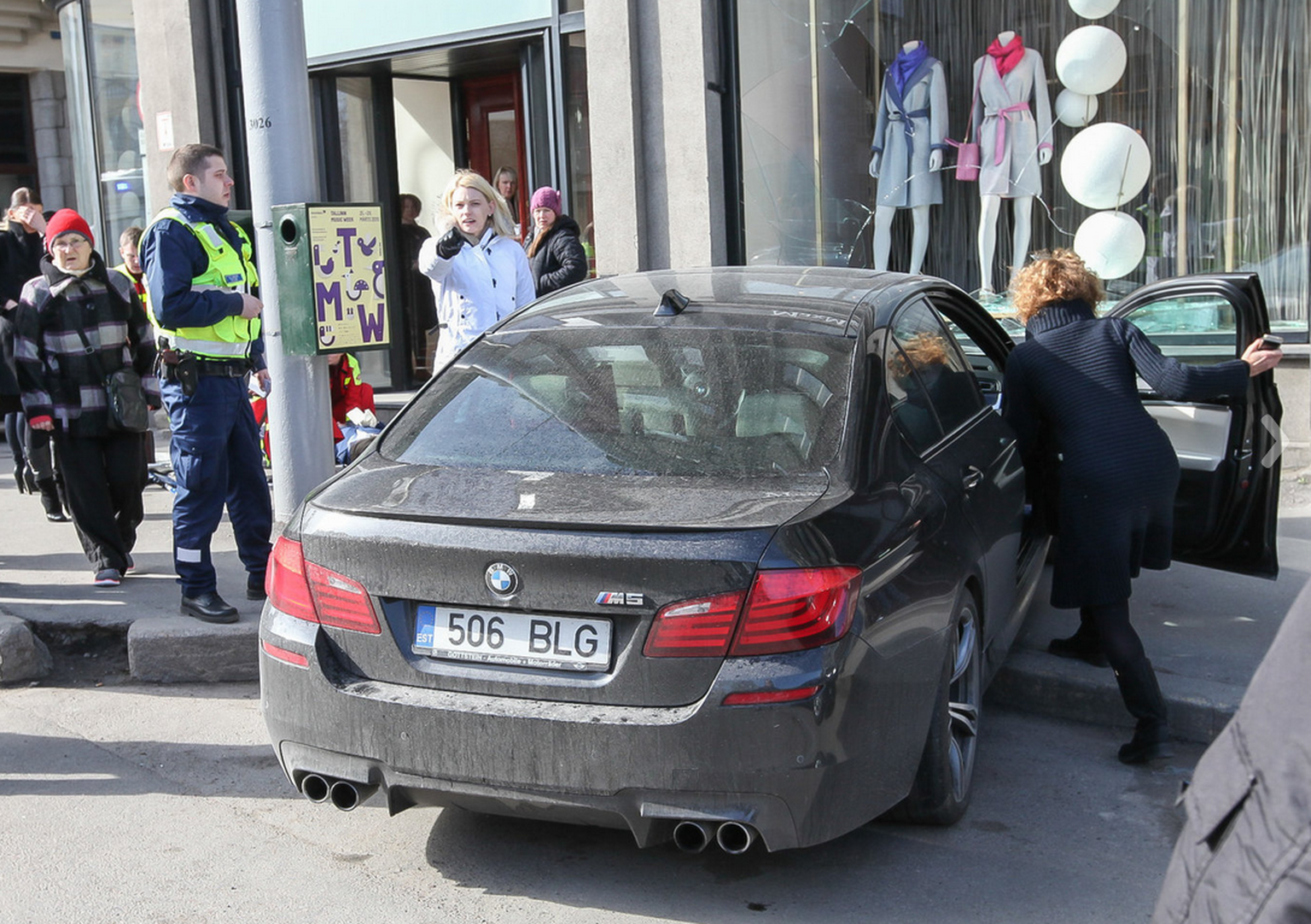 Poe akent ramminud BMW.