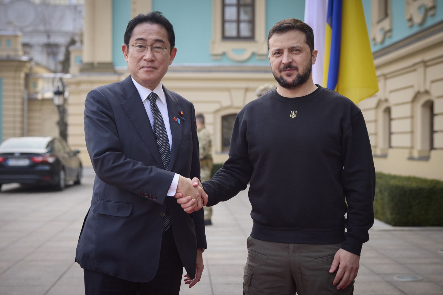 Japānas premjerministrs Fumio Kišida un Ukrainas prezidents Volodimirs Zelenskis tikšanās laikā Kijivā 2023. gada 21. martā.