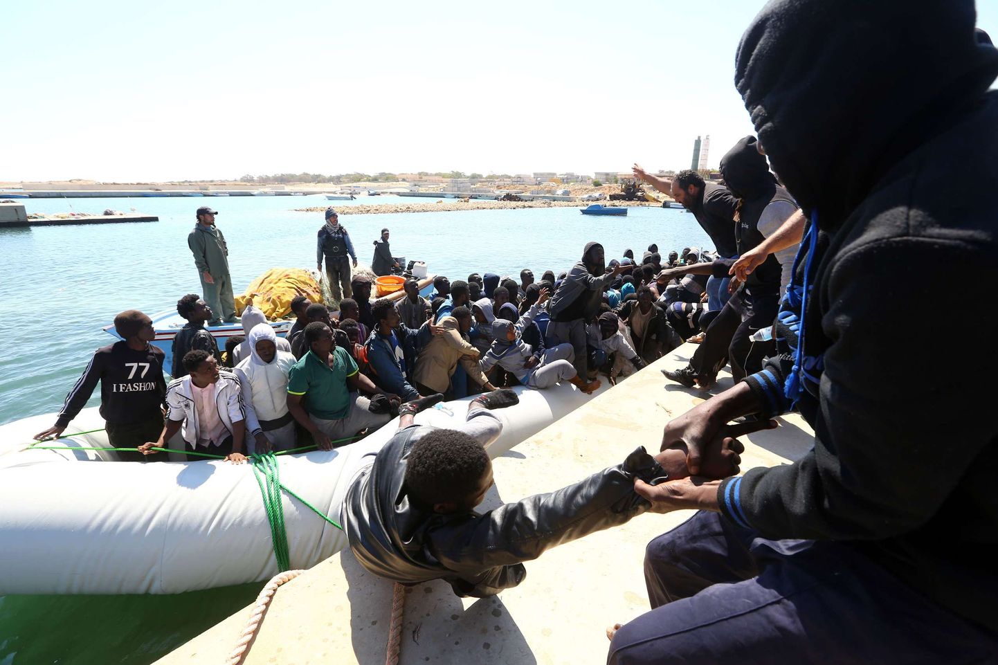 Liibüa ranniku lähedalt päästetud põgenikud.
