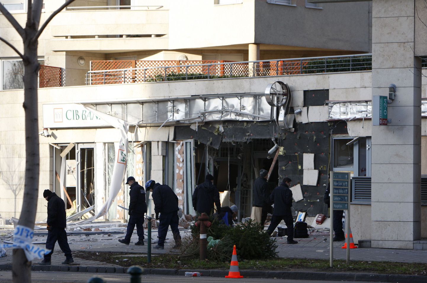 Pommiplahvatuses kahjustada saanud pangahoone ümber tegutsevad politseiuurijad.