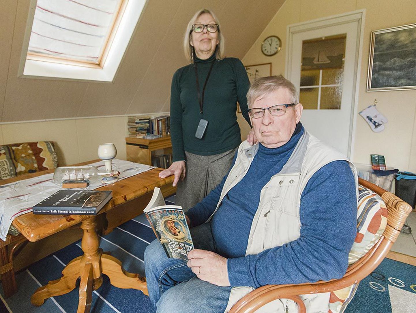 Laura ja Jorma Rotko armastavad merd niivõrd, et on seadnud Pärnu-kodus sisse meretoa, kus Jorma kirjutab ja Laura hoiab oma mereteemalist kollektsiooni. Jorma käes ja laual on tema kaks esimest romaani.