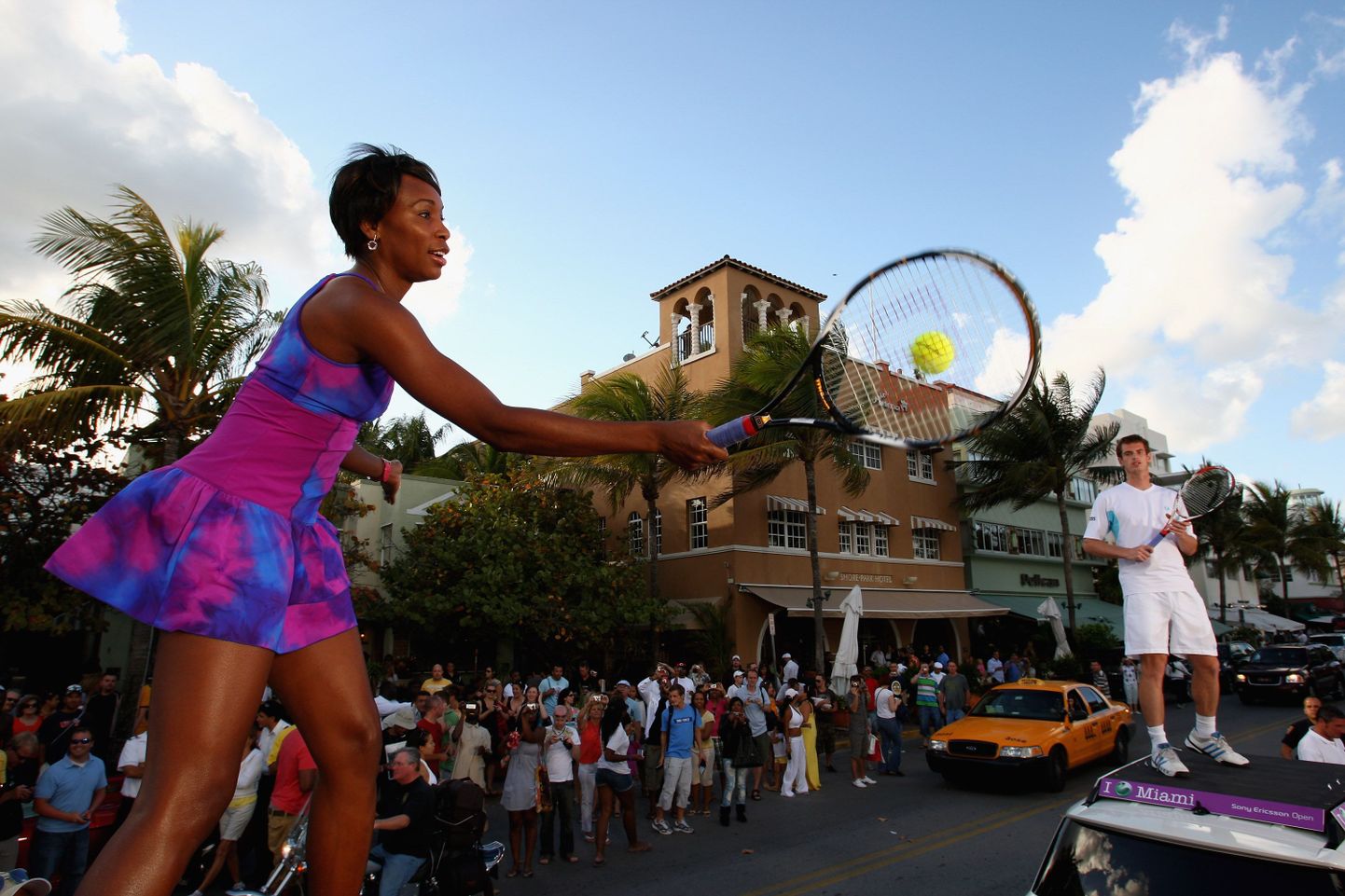 Venus Williams ja Andy Murray mängisid autokatustel tennist.