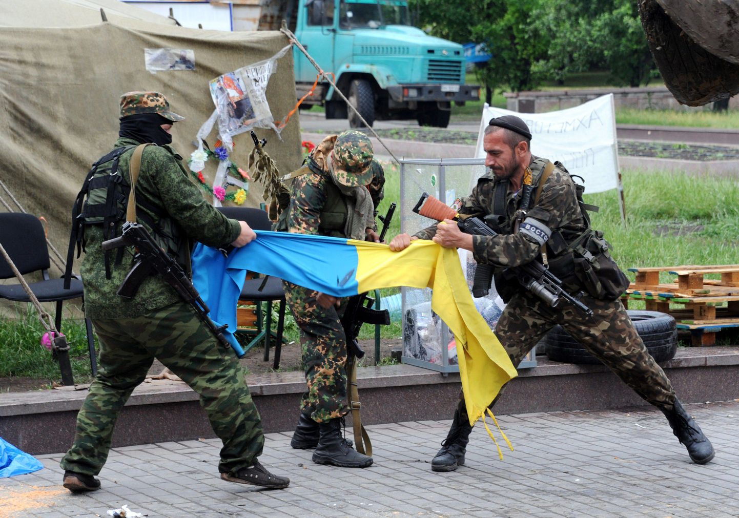 Venemeelsed terroristid rebivad lõhki Ukraina riigilipu Donetskis.