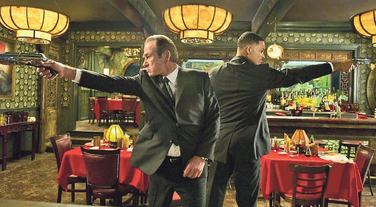 Агенты Кей (Томми Ли Джонс, слева) и Джей (Уилл Смит) начинают охоту на Бориса-Животного в кафе, в котором, как обнаружилось, повар занялся приготовлением запрещенного на Земле любимого блюда злодея.