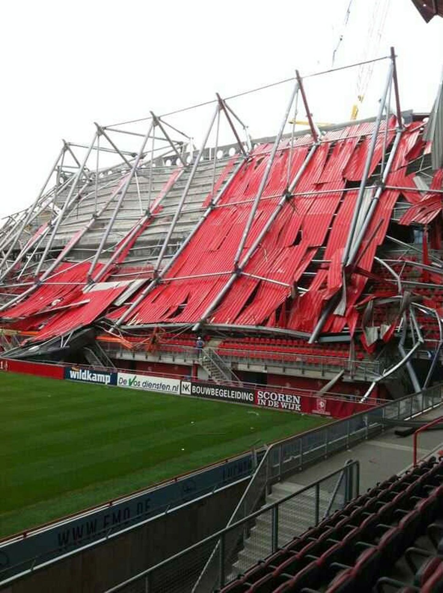 Точные причины обрушения крыши на стадионе в Энсхеде пока не установлены.