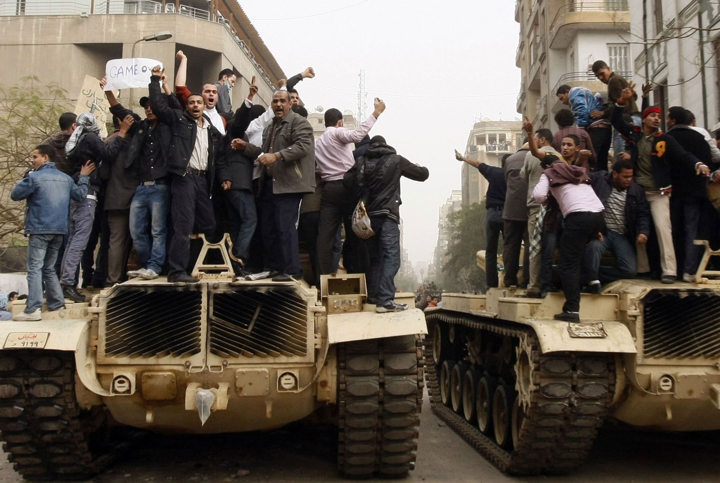 Meeleavaldajad Egiptuse armee tankidel.