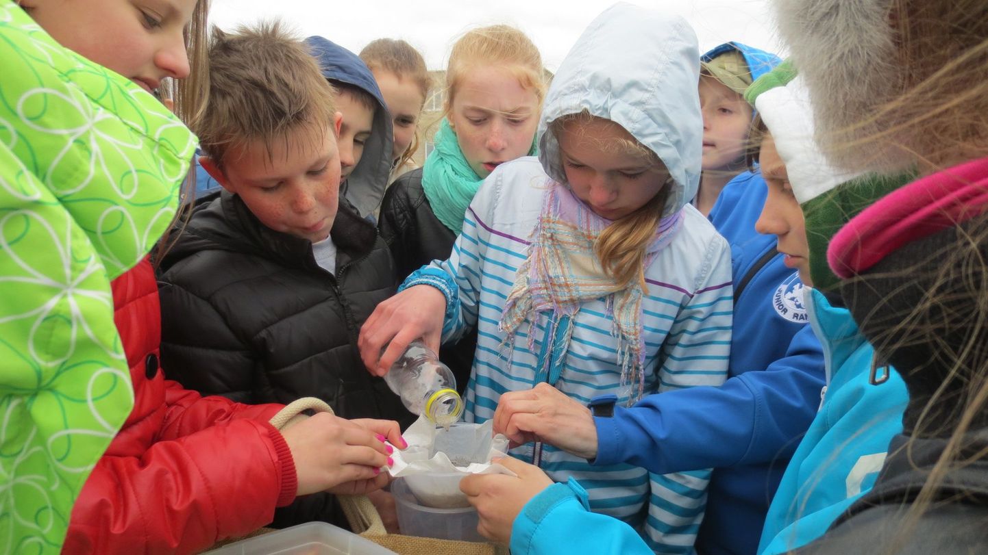 Vene kooli viiendikud käisid Pärnu veepuhastusjaamas õppekäigul.