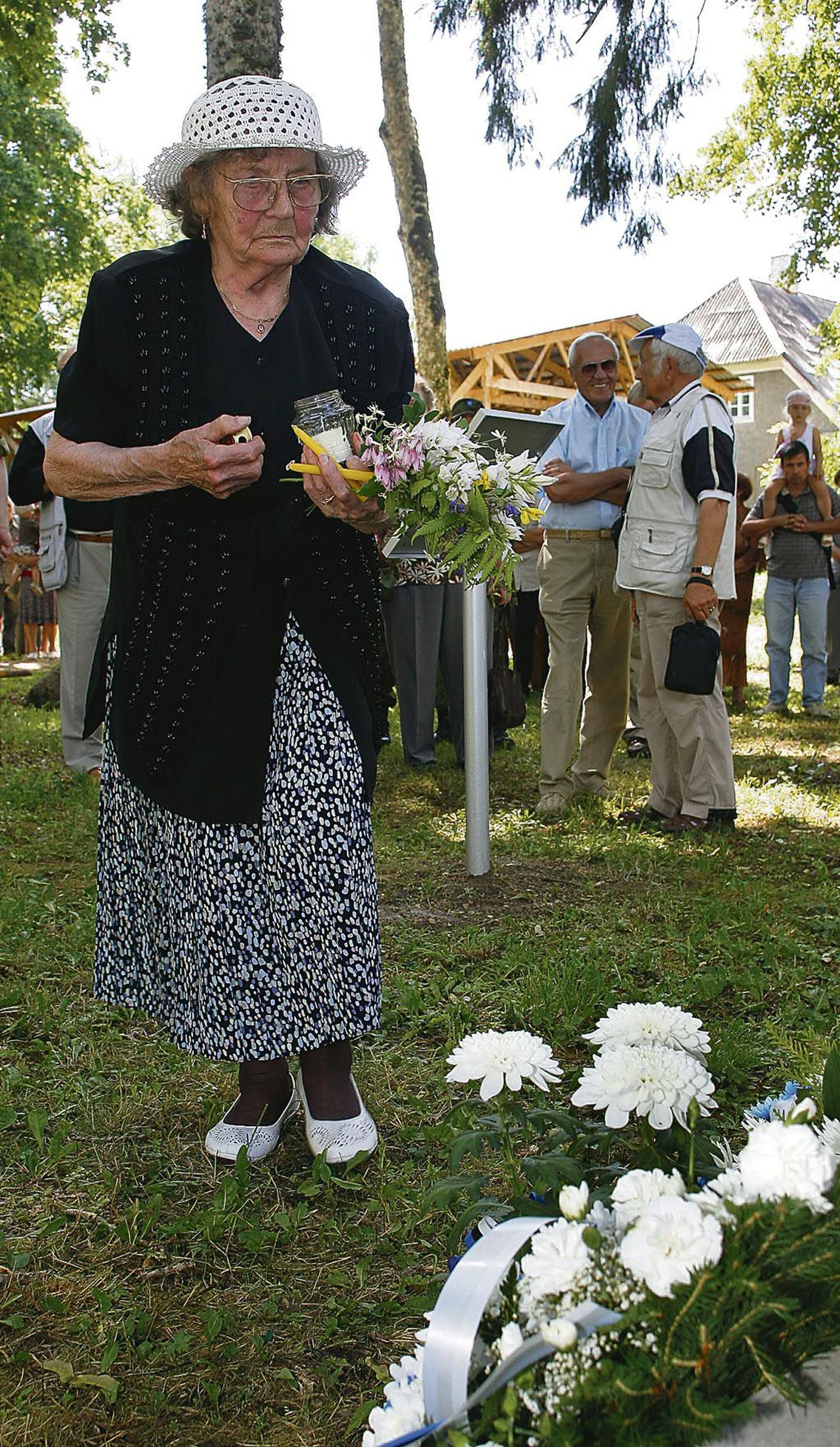 Hirmus-Antsu noorusarmastus Vilma Vinter (praegu Lääts) asetas lilled ja süütas mälestusküünla, mõeldes, pisar silmas, katsumustele, mis said osaks vaba Eesti eest võidelnud metsavendadele ja nende toetajatele.