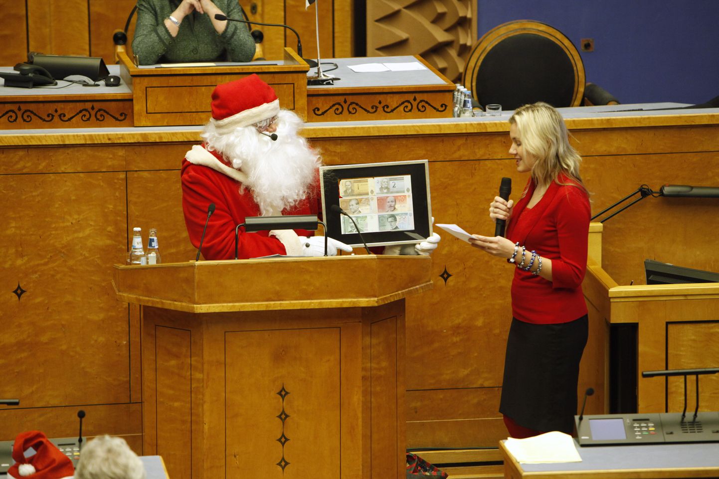 Riigikogu istungi lõpetas jõuluvana külaskäik. Keskfraktsiooni esimees Kadri Simson talle luuletust lugemas.