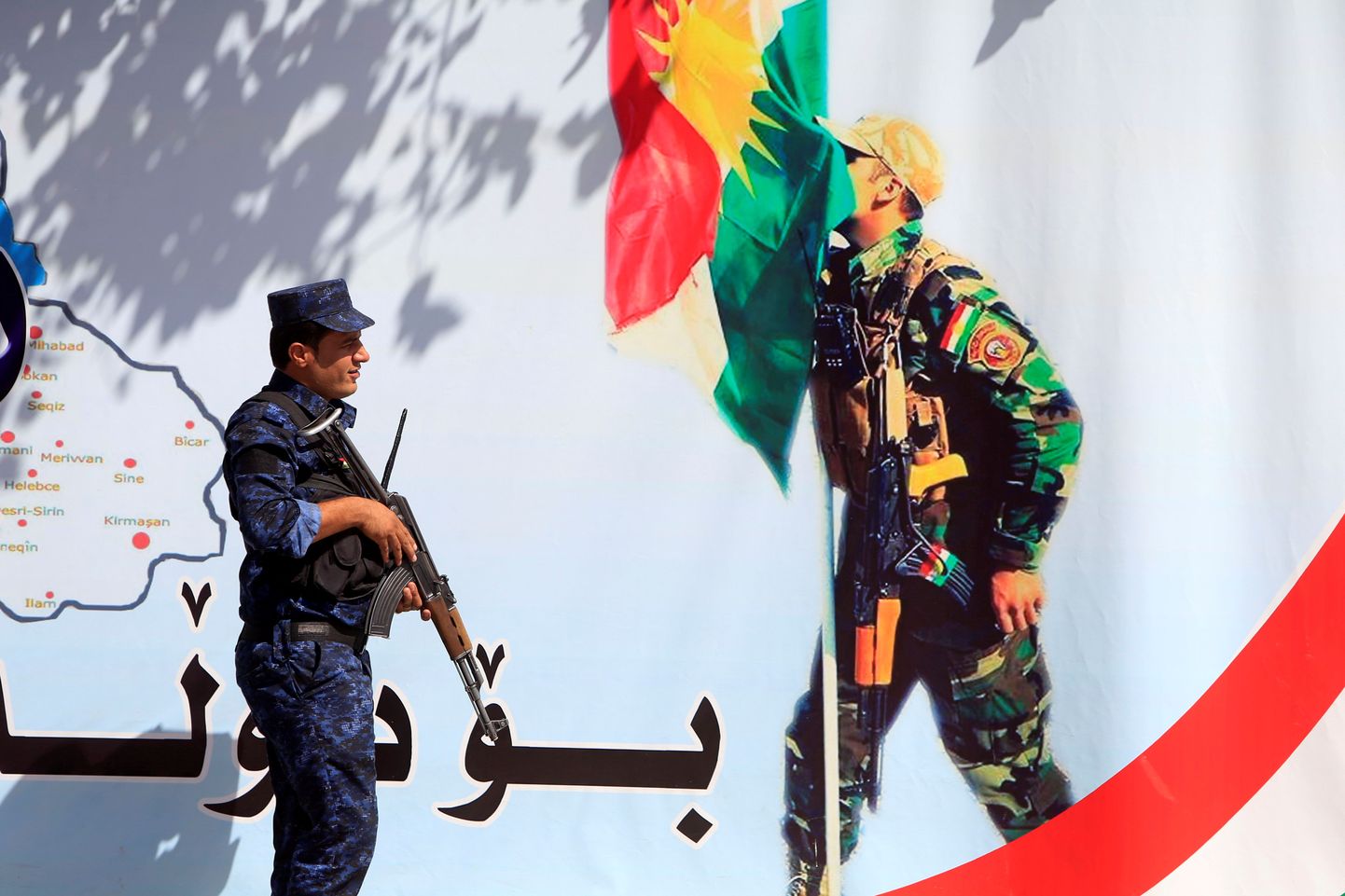 Iraagi korrakaitsja Kurdistani iseseisvusreferendumit toetava plakati kõrval.
