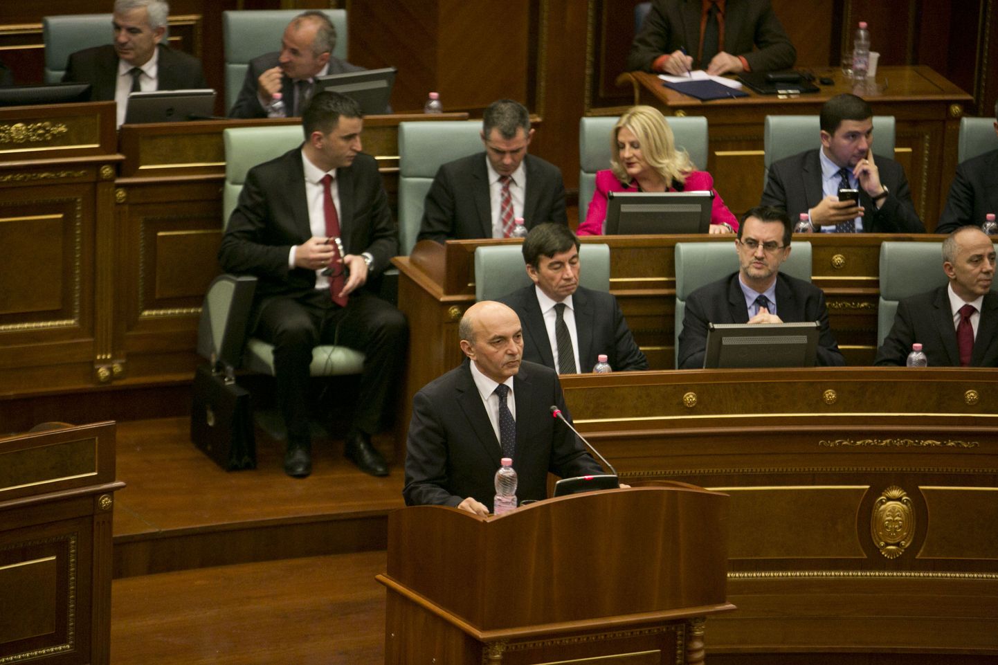 Kosovo peaminister Isa Mustafa parlamendis kõne pidamas