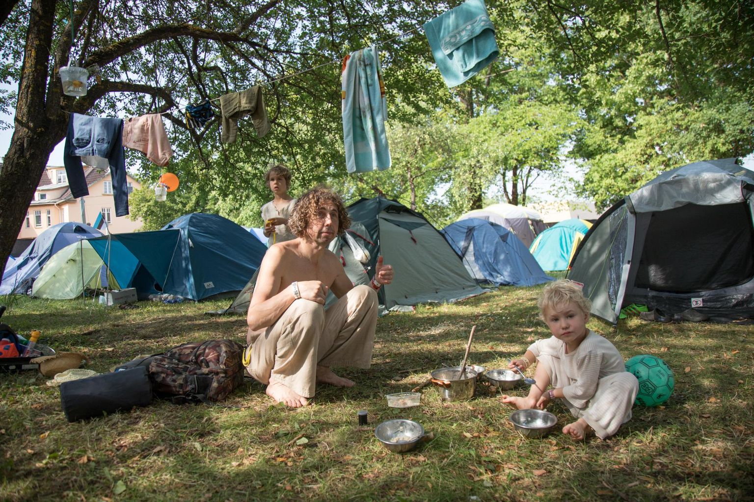 Paljud folgilised ööbisid festivali ajal Õunaaia telklas.