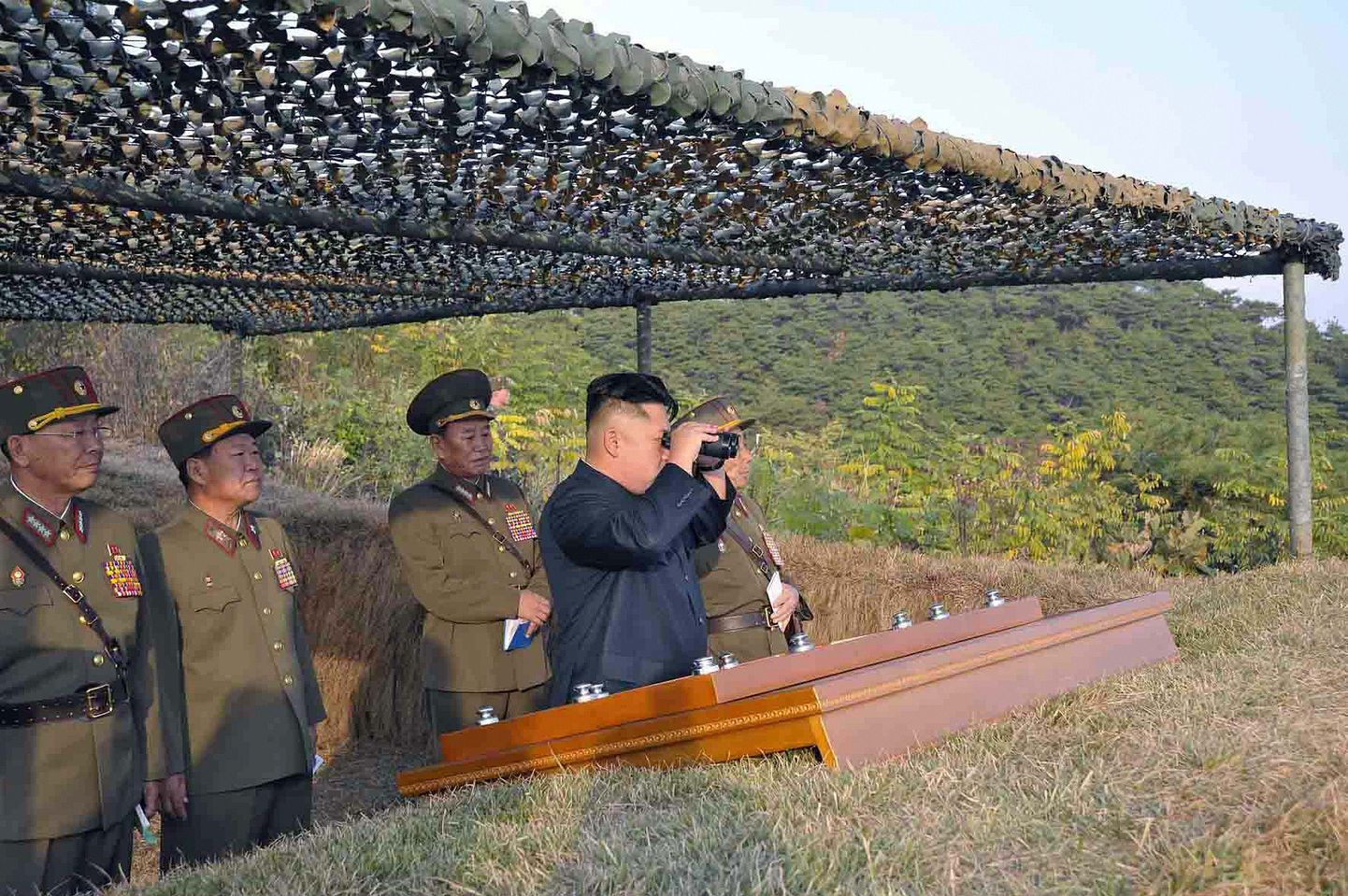 Põhja-Korea liider Kim Jong-un hoiab laskeõppustel silma peal.