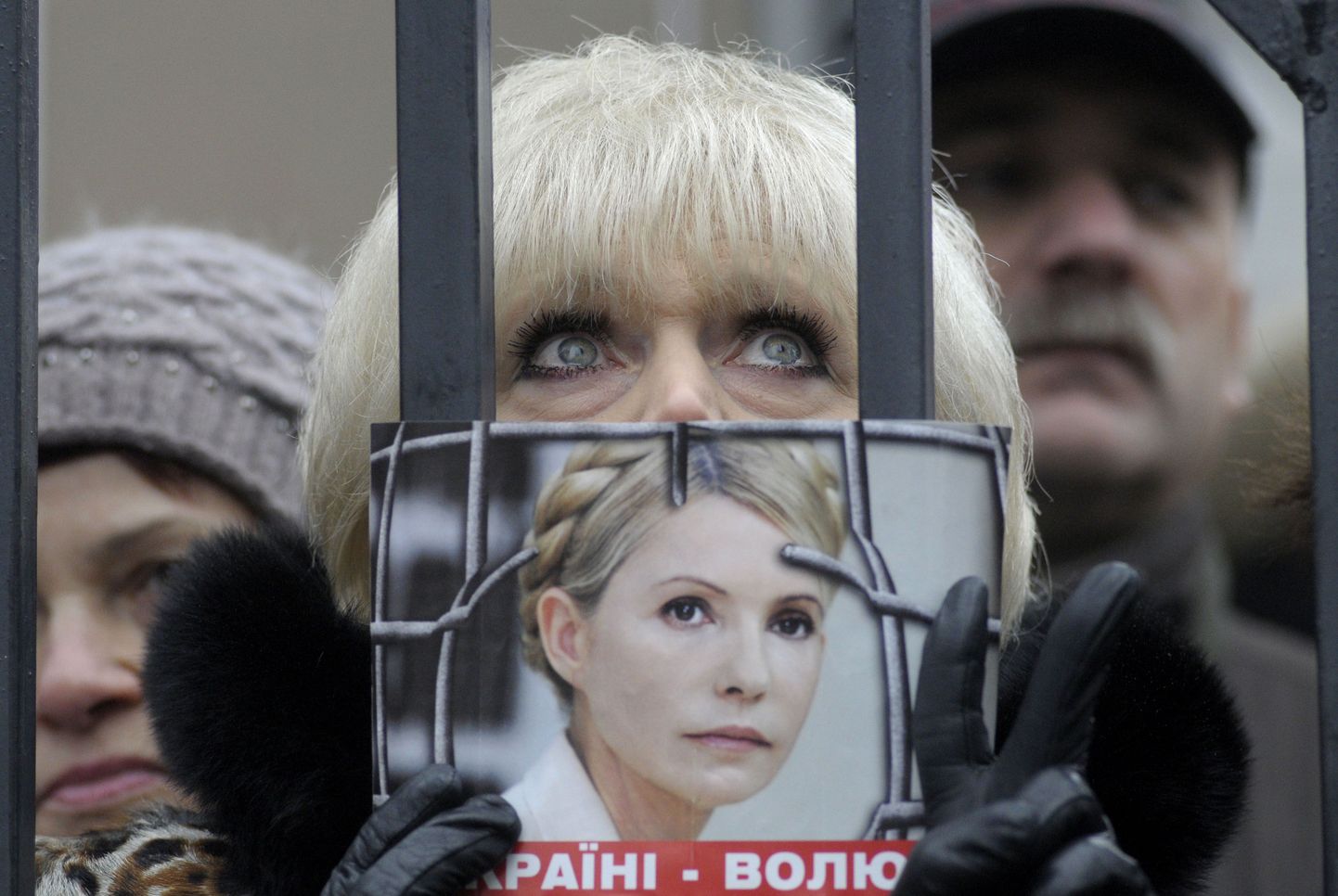 Ukraina peaministri toetaja 14. detsembril Kiievi kohtuhoone ees.