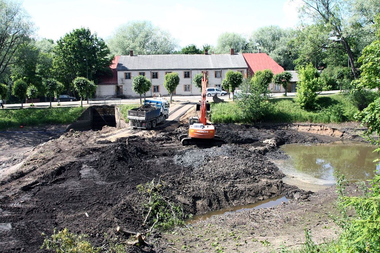 Tõrva linnas Õhne jõel toimuvad paisjärve süvendamise ja puhastamise tööd.