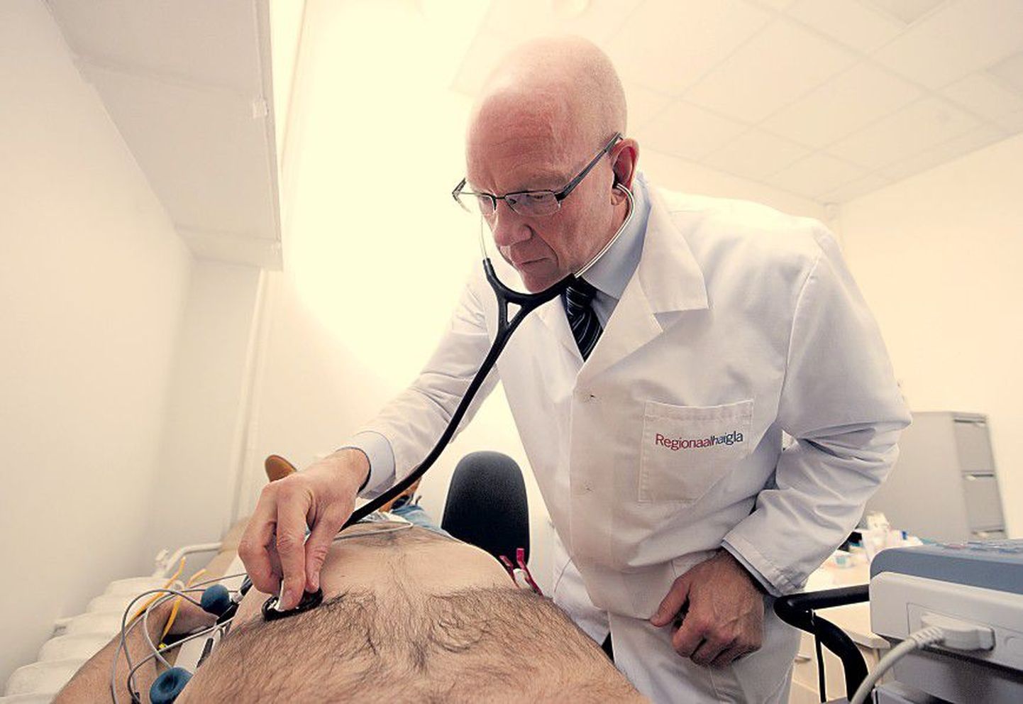 Кардиолог Маргус Вийгимаа слушает, как работает сердце очередного пациента Северо-Эстонской региональной больницы.
