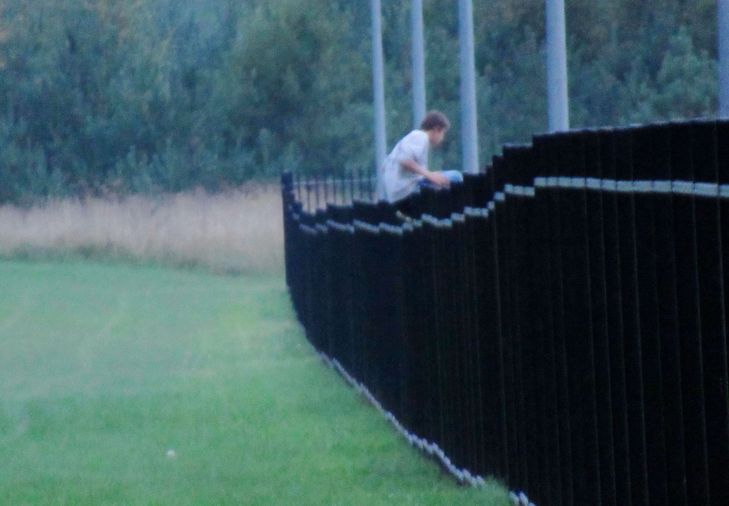 Воспитанник школы лезет через забор прямо на глазах у журналиста Postimees.