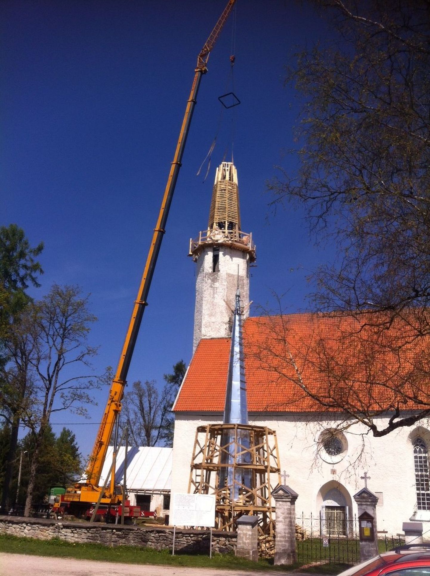 Väike-Maarja kirik sai kolmapäeval tornikiivri tagasi.