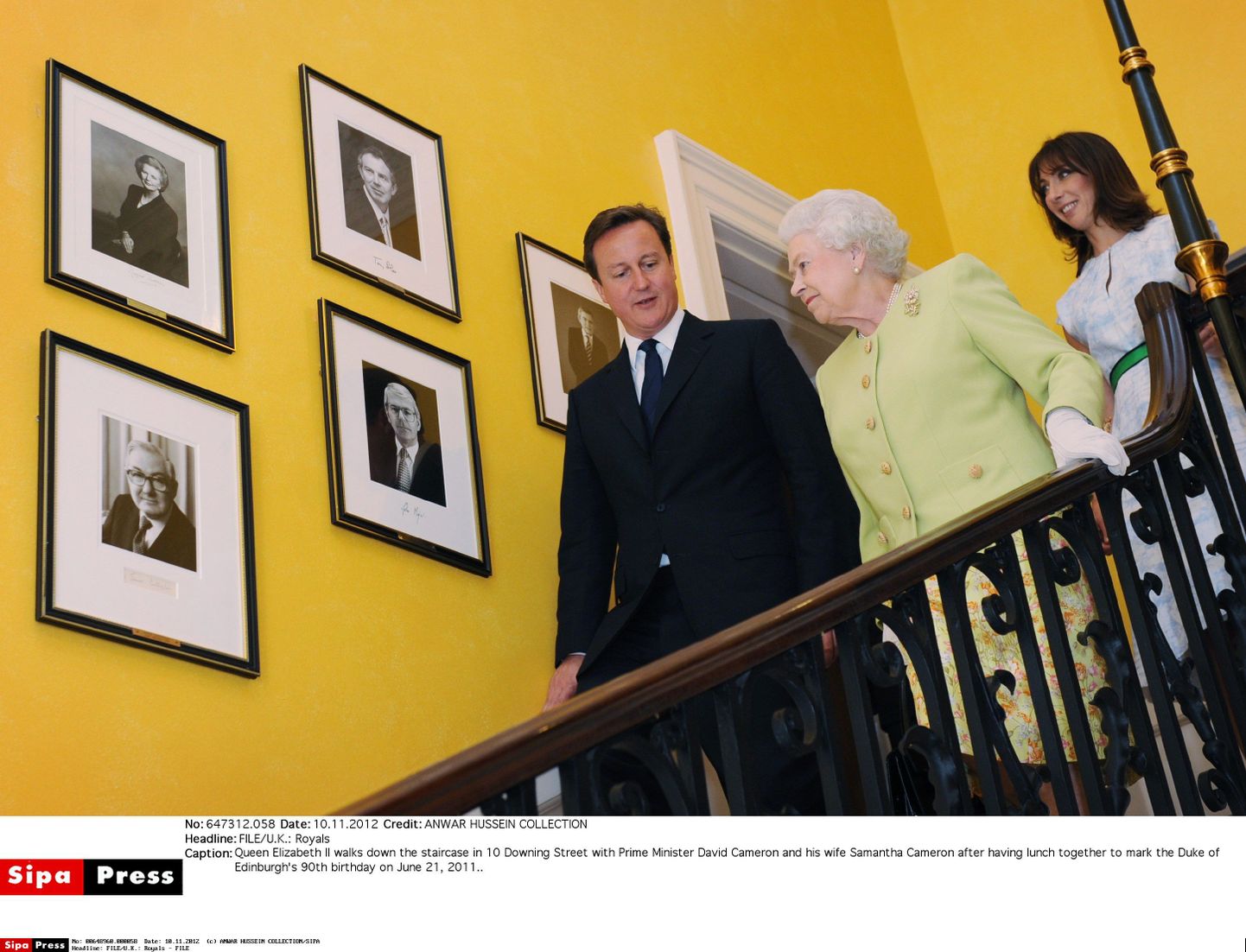 Kuninganna Elizabeth II Downing Streetil peaminister David Cameroni külalisena 2011. aastal.
