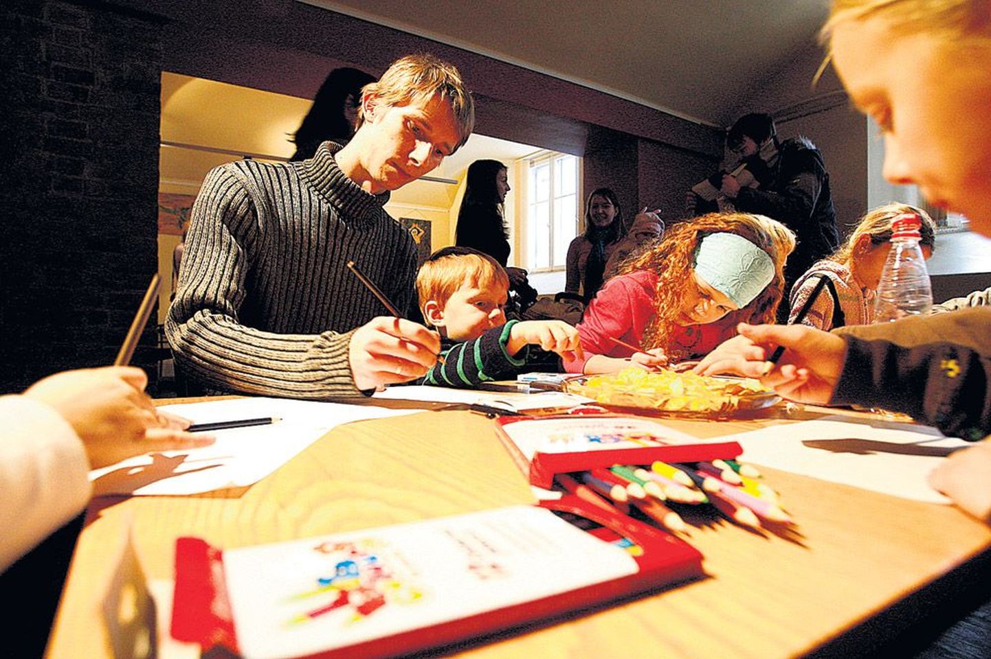 Tartu kunstnik Joonas Sildre näitas Tartu kirjandusmaja krüptis lastele (vasakul käel on te­ma poeg Joel), kuidas käib koomiksi joonistamine.