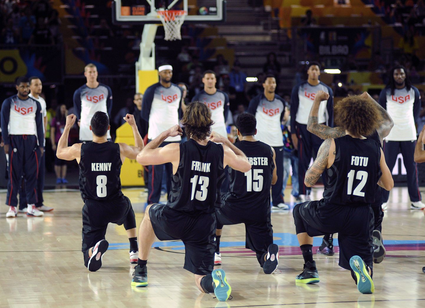 USA korvpallikoondise mängijad (tagaplaanil) jägivad, kuidas Uus-Meremaa mehed neile tantsivad