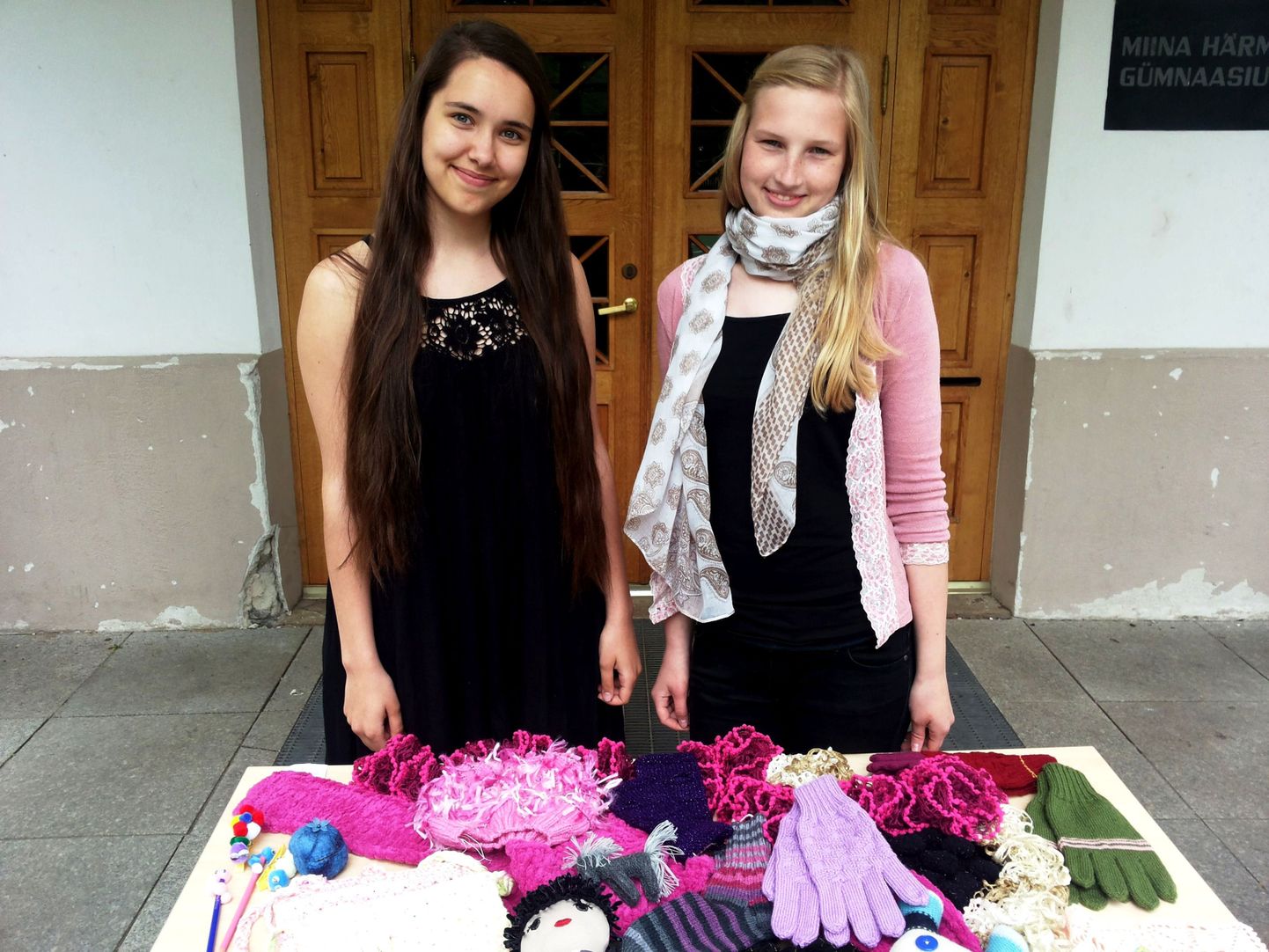 Merili Ginter (vasakul) ja Triin Karis oma esimeste käsitööesemetega, mis lähevad Tartu hansalaadal heategevasse müüki.